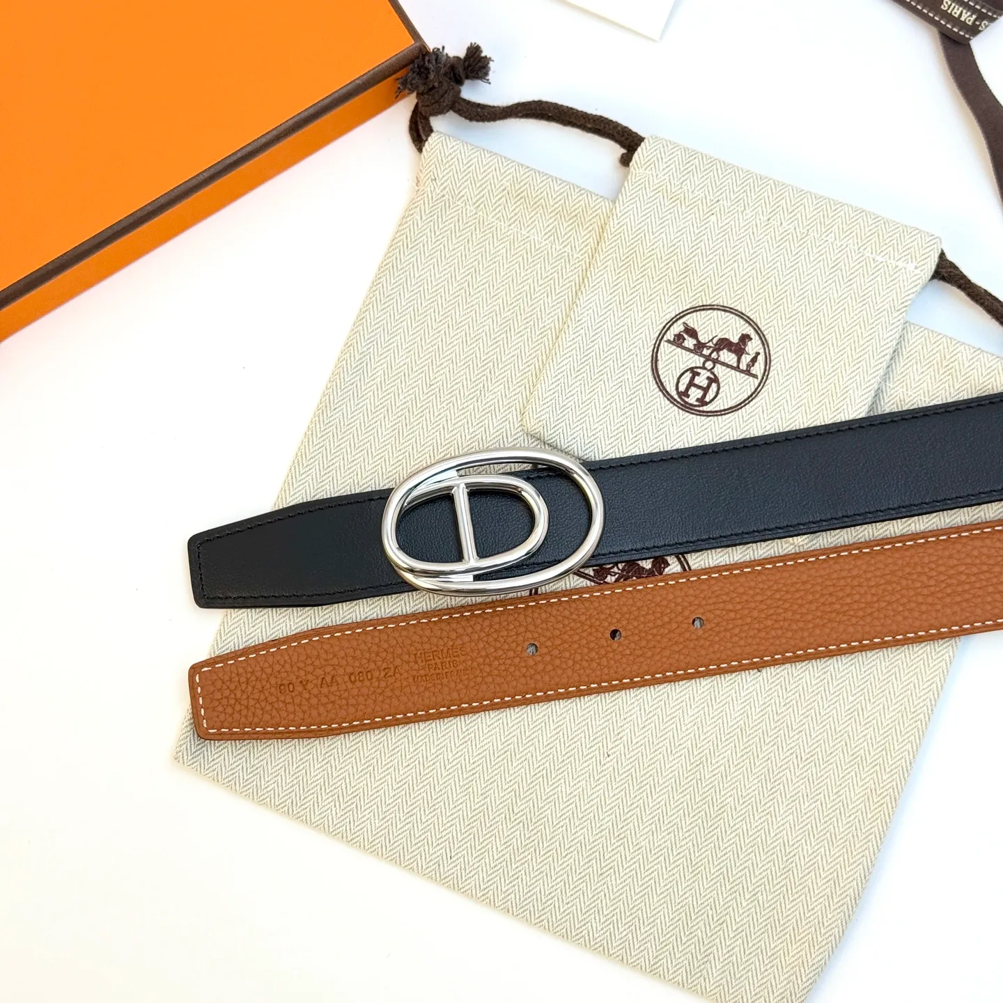 ❤️Odyssee Belt-Togo-32MM ❤️ 💰480💰Full package💰 💍Purchase level Hermès men's belts are highly respected for their exquisite craftsmanship, high-quality materials and classic designs, and are the top choice among men's fashion accessories. The most iconic design is the button with the "H" logo, which is simple, elegant and highly recognizable, suitable for business and leisure occasions. It is not only a practical accessory, but also a symbol of status and taste. Whether it is a business occasion or casual wear, it can add a sense of luxury and sophistication to the overall look.