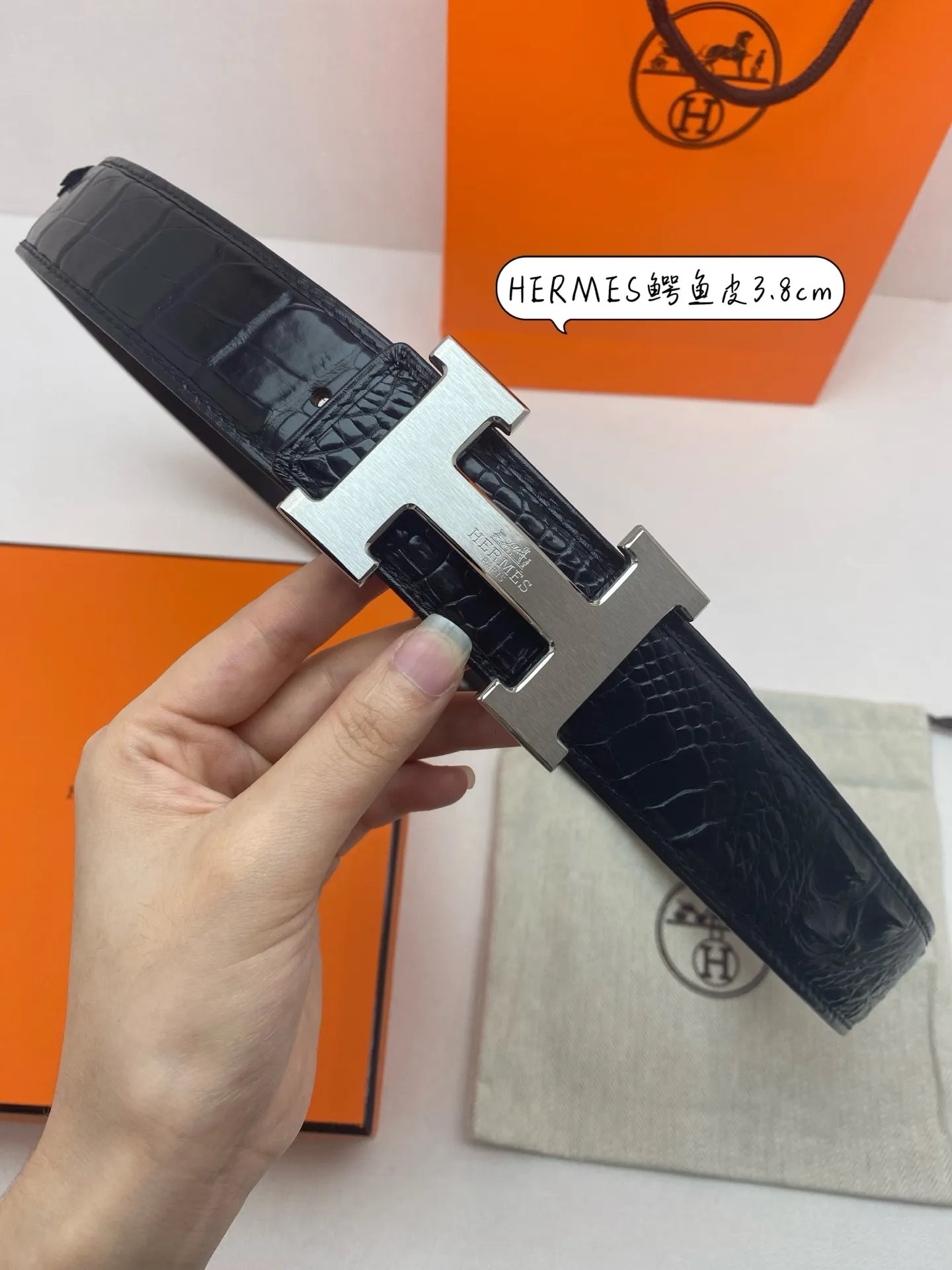 Hermes half-inch crocodile bone leather new stainless steel craftsman exquisite design, with crocodile double bone 🐊 high-end belt! Original base cowhide. Specially made for high-end people. Comes with high-end wooden box packaging. The first choice for holiday gifts is P800.