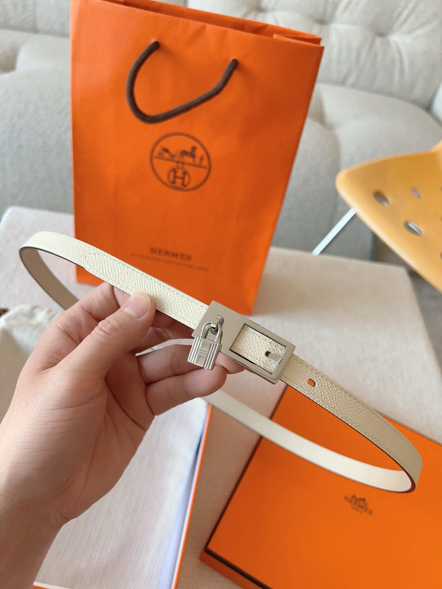 💰520💰Full set of packaging💰 💍Purchase level Hermes pin buckle series official website synchronized. Reversible leather belt in Swift and Epsom calfskin with metal belt buckle. The Lucky belt features a signature padlock that swings gracefully beneath the belt buckle, creating a fashionable accessory you won't want to put down. Belt width: 1.5cm