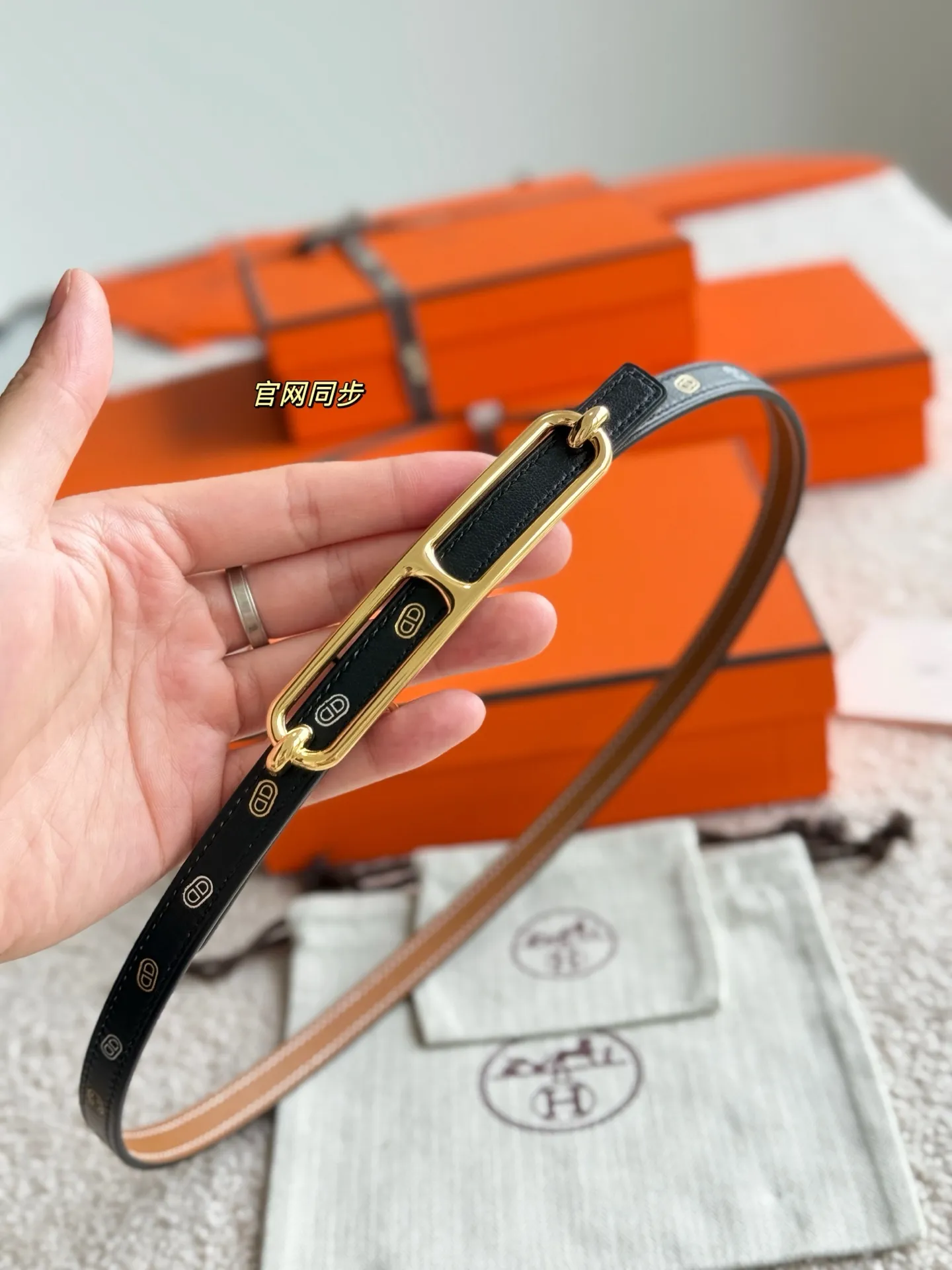 💰480💰Full set of packaging💰 💍Purchase level Hermès ❤️New style❤️ GAMMA boutique hardware with imported Epsom leather Width 13MM Hermes women's belt is highly praised for its exquisite craftsmanship, high-quality materials and classic design. It is the top choice for women's belts. It is simple and elegant. The product has a delicate feel. It is not only a practical accessory, but also adds highlights to the overall look.