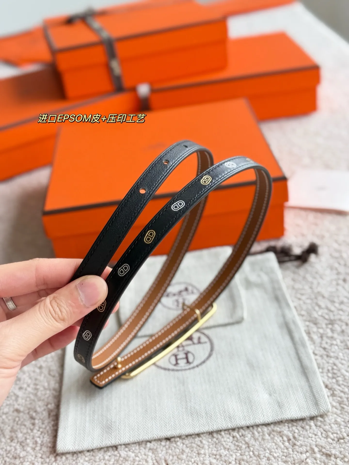 💰480💰Full set of packaging💰 💍Purchase level Hermès ❤️New style❤️ GAMMA boutique hardware with imported Epsom leather Width 13MM Hermes women's belt is highly praised for its exquisite craftsmanship, high-quality materials and classic design. It is the top choice for women's belts. It is simple and elegant. The product has a delicate feel. It is not only a practical accessory, but also adds highlights to the overall look.