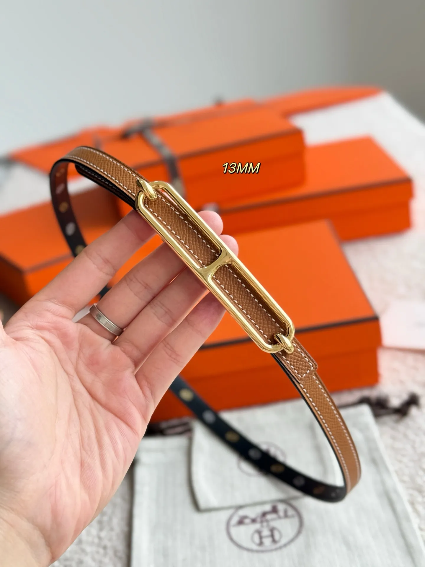 💰480💰Full set of packaging💰 💍Purchase level Hermès ❤️New style❤️ GAMMA boutique hardware with imported Epsom leather Width 13MM Hermes women's belt is highly praised for its exquisite craftsmanship, high-quality materials and classic design. It is the top choice for women's belts. It is simple and elegant. The product has a delicate feel. It is not only a practical accessory, but also adds highlights to the overall look.