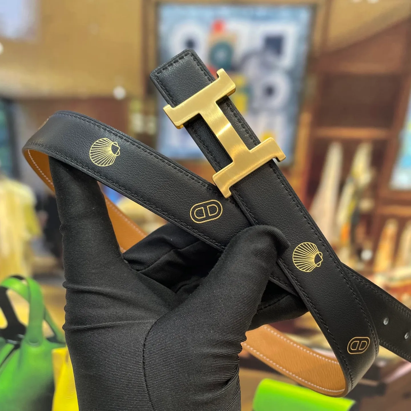 💰480💰Full package💰 💍Purchase level Hermes-⚡️🌹High-quality double-sided original Epsom leather with stainless steel hardware buckle, high-end luxury printed Swift and Epsom calfskin double-sided leather belt.  The entire length of the belt is hot-stamped with gold foil and alternately embellished with shell elements and Chaine d'Ancre link designs.