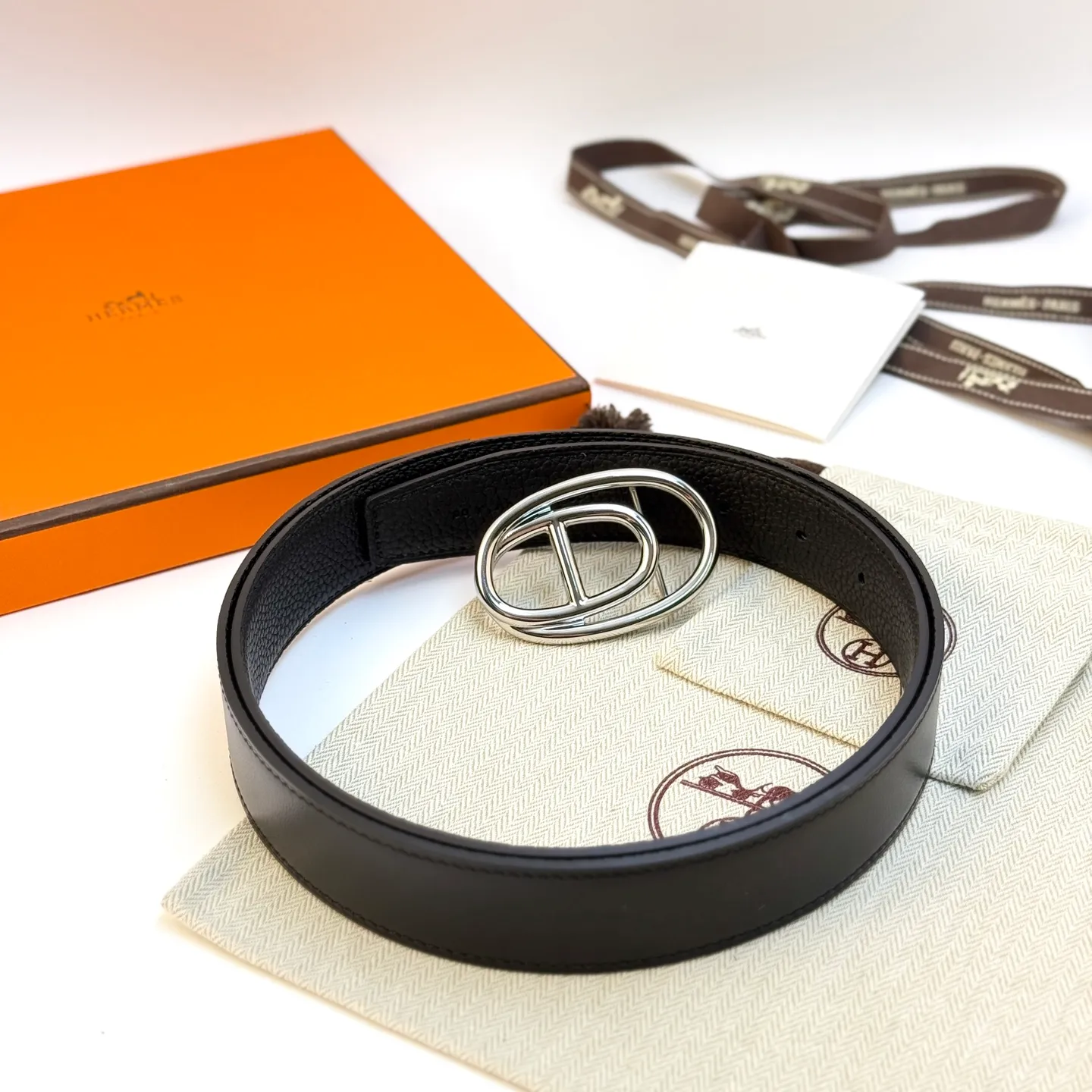 ❤️Odyssee Belt-Togo-32MM ❤️ 💰480💰Full package💰 💍Purchase level Hermès men's belts are highly respected for their exquisite craftsmanship, high-quality materials and classic designs, and are the top choice among men's fashion accessories. The most iconic design is the button with the "H" logo, which is simple, elegant and highly recognizable, suitable for business and leisure occasions. It is not only a practical accessory, but also a symbol of status and taste. Whether it is a business occasion or casual wear, it can add a sense of luxury and sophistication to the overall look.