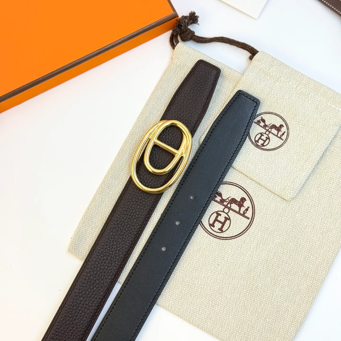 ❤️Odyssee Belt-Togo-32MM ❤️ 💰480💰Full package💰 💍Purchase level Hermès men's belts are highly respected for their exquisite craftsmanship, high-quality materials and classic designs, and are the top choice among men's fashion accessories. The most iconic design is the button with the "H" logo, which is simple, elegant and highly recognizable, suitable for business and leisure occasions. It is not only a practical accessory, but also a symbol of status and taste. Whether it is a business occasion or casual wear, it can add a sense of luxury and sophistication to the overall look.