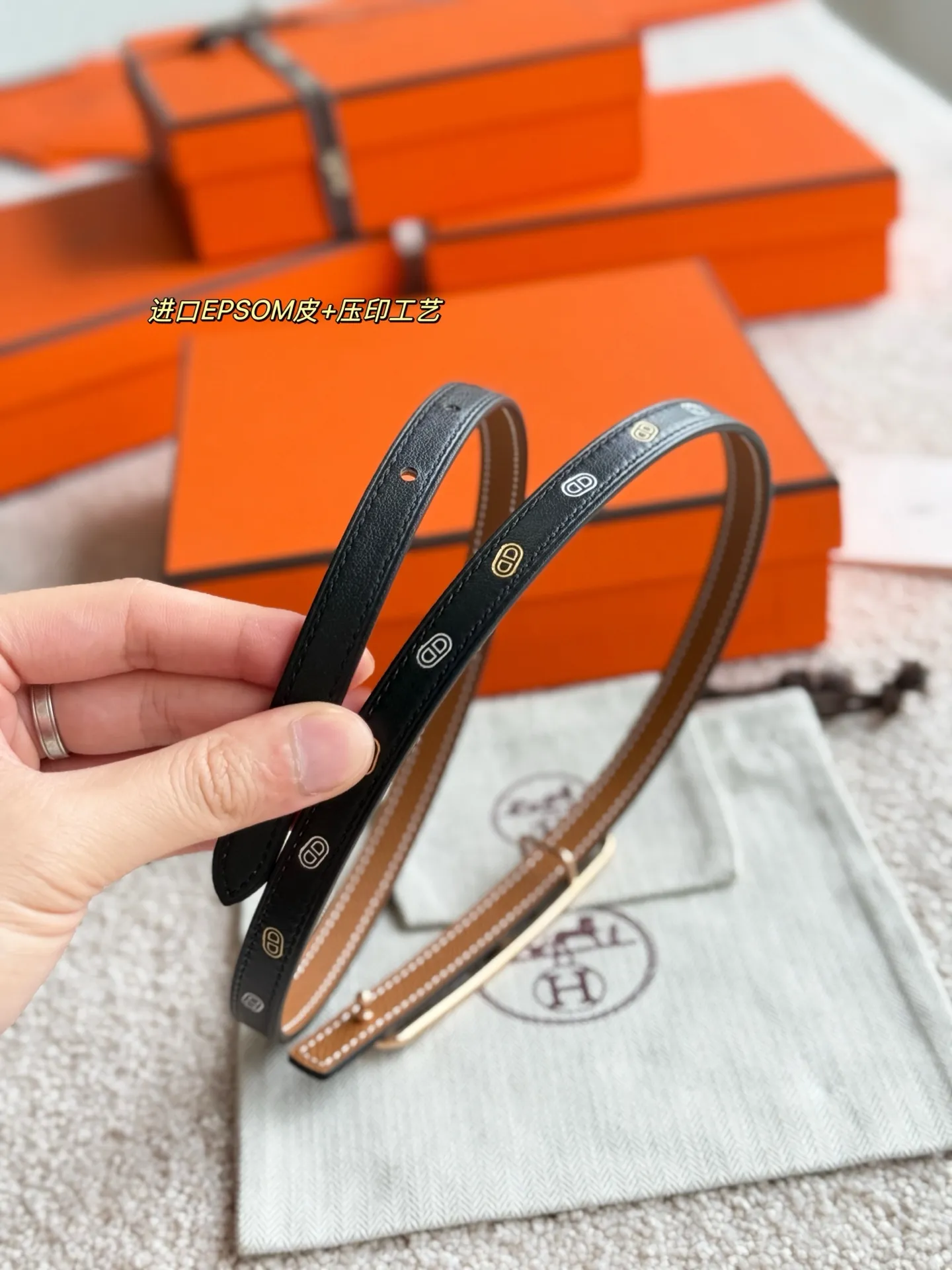 💰480💰Full set of packaging💰 💍Purchase level Hermès ❤️New style❤️ GAMMA boutique hardware with imported Epsom leather Width 13MM Hermes women's belt is highly praised for its exquisite craftsmanship, high-quality materials and classic design. It is the top choice for women's belts. It is simple and elegant. The product has a delicate feel. It is not only a practical accessory, but also adds highlights to the overall look.