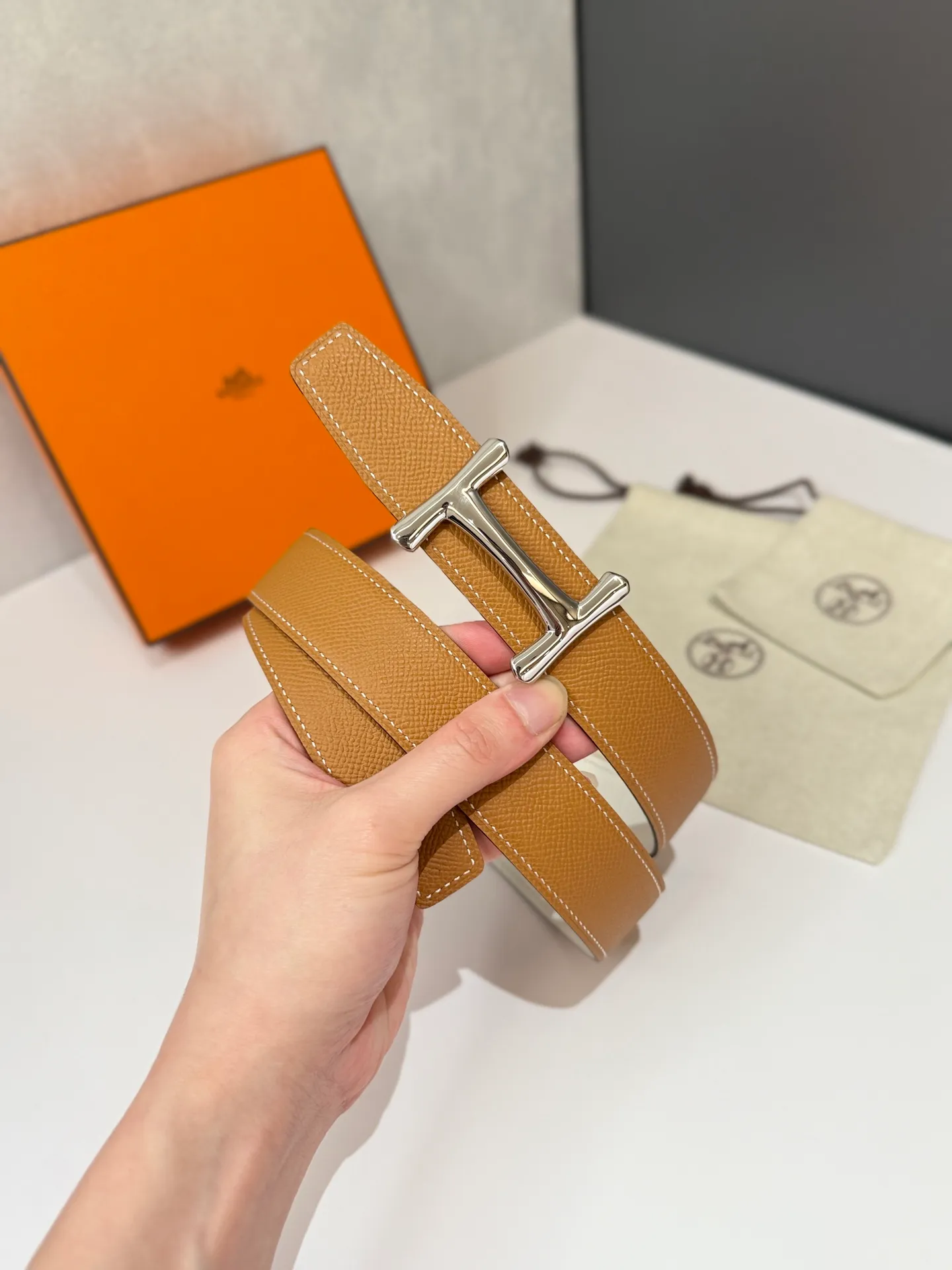 💰480💰Full package💰 💍Purchase level Hermès men's belts are highly respected for their exquisite craftsmanship, high-quality materials and classic designs, and are the top choice among men's fashion accessories. The most iconic design is the button with the "H" logo, which is simple, elegant and highly recognizable, suitable for business and leisure occasions. It is not only a practical accessory, but also a symbol of status and taste. Whether it is a business occasion or casual wear, it can add a sense of luxury and sophistication to the overall look ❤️32MM❤️