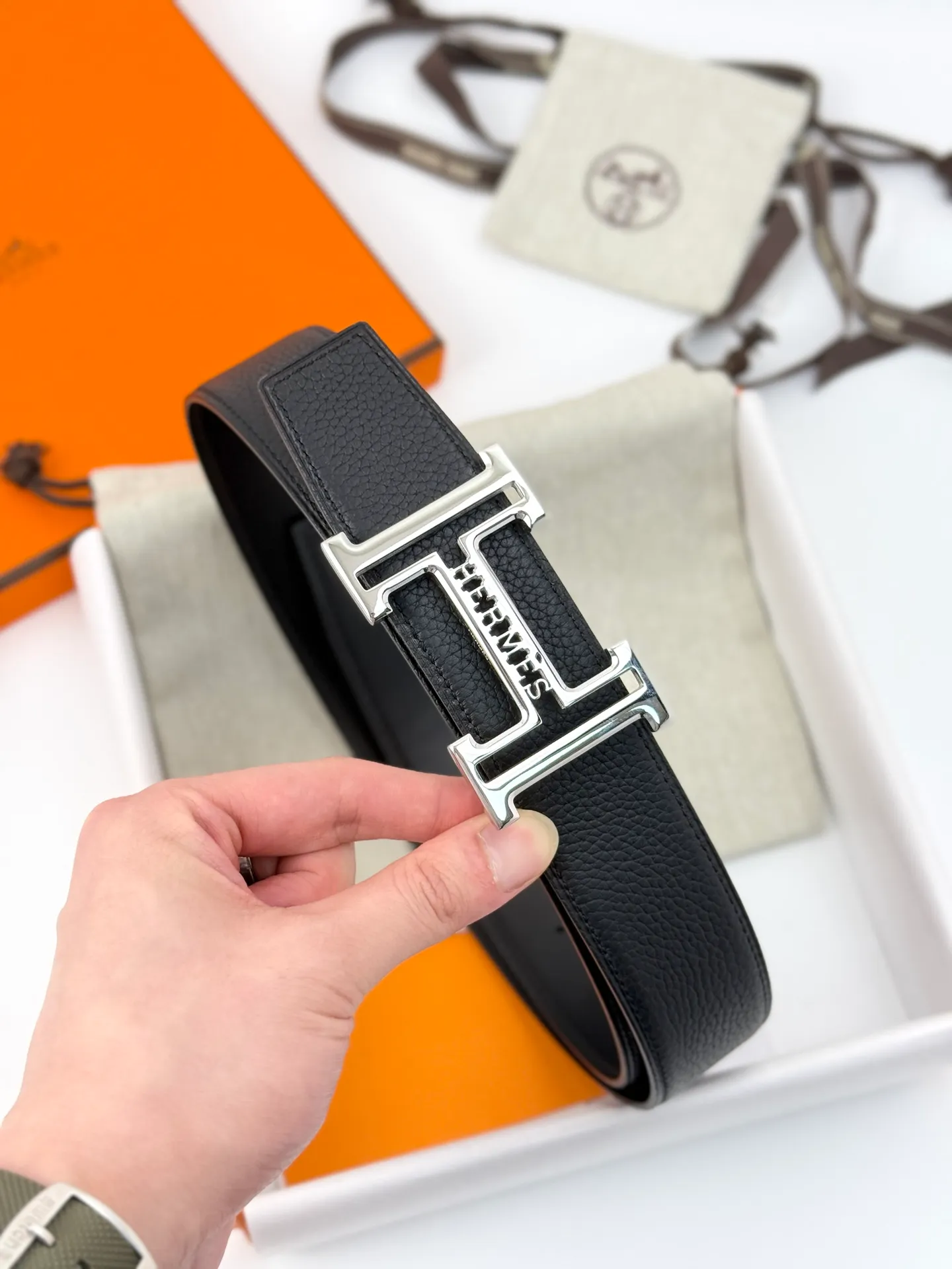 ❤️H 5382 Belt-Togo-38MM ❤️ 💰480💰Full package💰 💍Purchase level Hermès men's belts are highly respected for their exquisite craftsmanship, high-quality materials and classic designs, and are the top choice among men's fashion accessories. The most iconic design is the button with the "H" logo, which is simple, elegant and highly recognizable, suitable for business and leisure occasions. It is not only a practical accessory, but also a symbol of status and taste. Whether it is a business occasion or casual wear, it can add a sense of luxury and sophistication to the overall look.