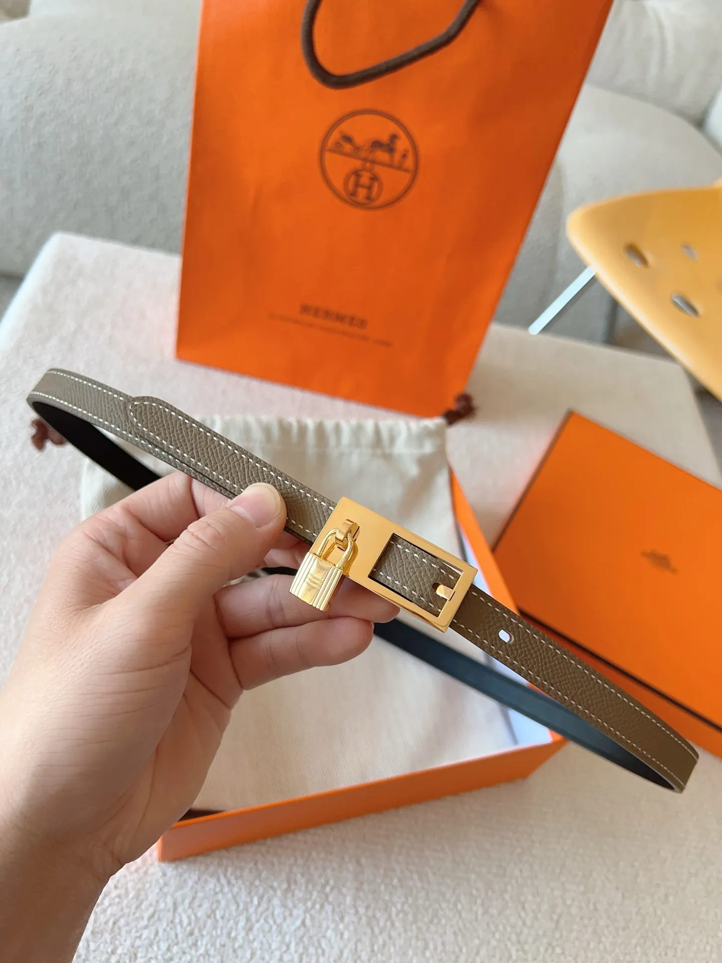 💰520💰Full set of packaging💰 💍Purchase level Hermes pin buckle series official website synchronized. Reversible leather belt in Swift and Epsom calfskin with metal belt buckle. The Lucky belt features a signature padlock that swings gracefully beneath the belt buckle, creating a fashionable accessory you won't want to put down. Belt width: 1.5cm