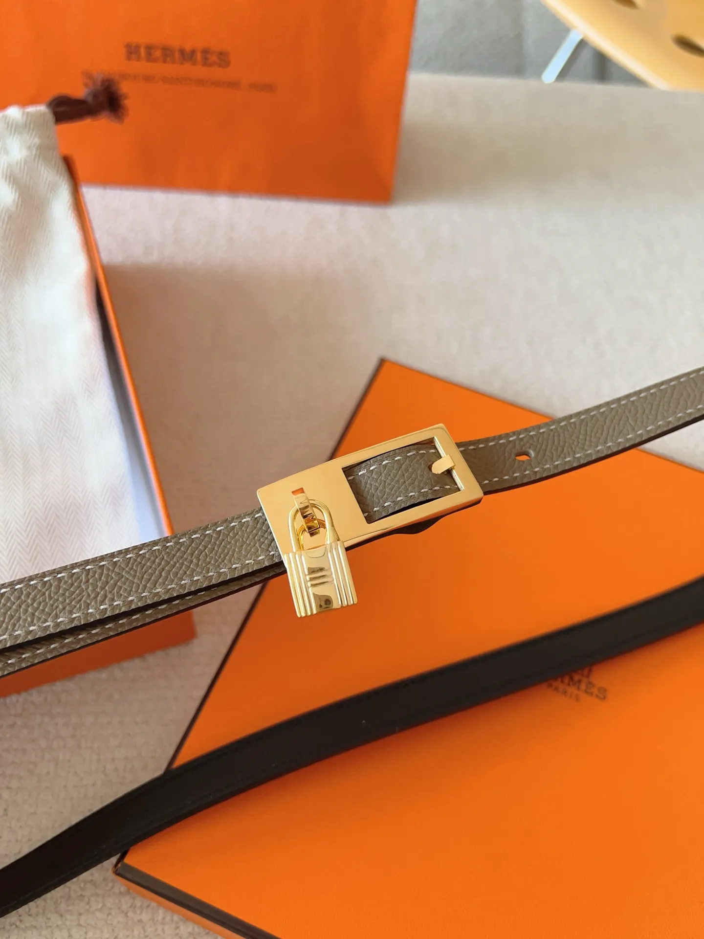 💰520💰Full set of packaging💰 💍Purchase level Hermes pin buckle series official website synchronized. Reversible leather belt in Swift and Epsom calfskin with metal belt buckle. The Lucky belt features a signature padlock that swings gracefully beneath the belt buckle, creating a fashionable accessory you won't want to put down. Belt width: 1.5cm