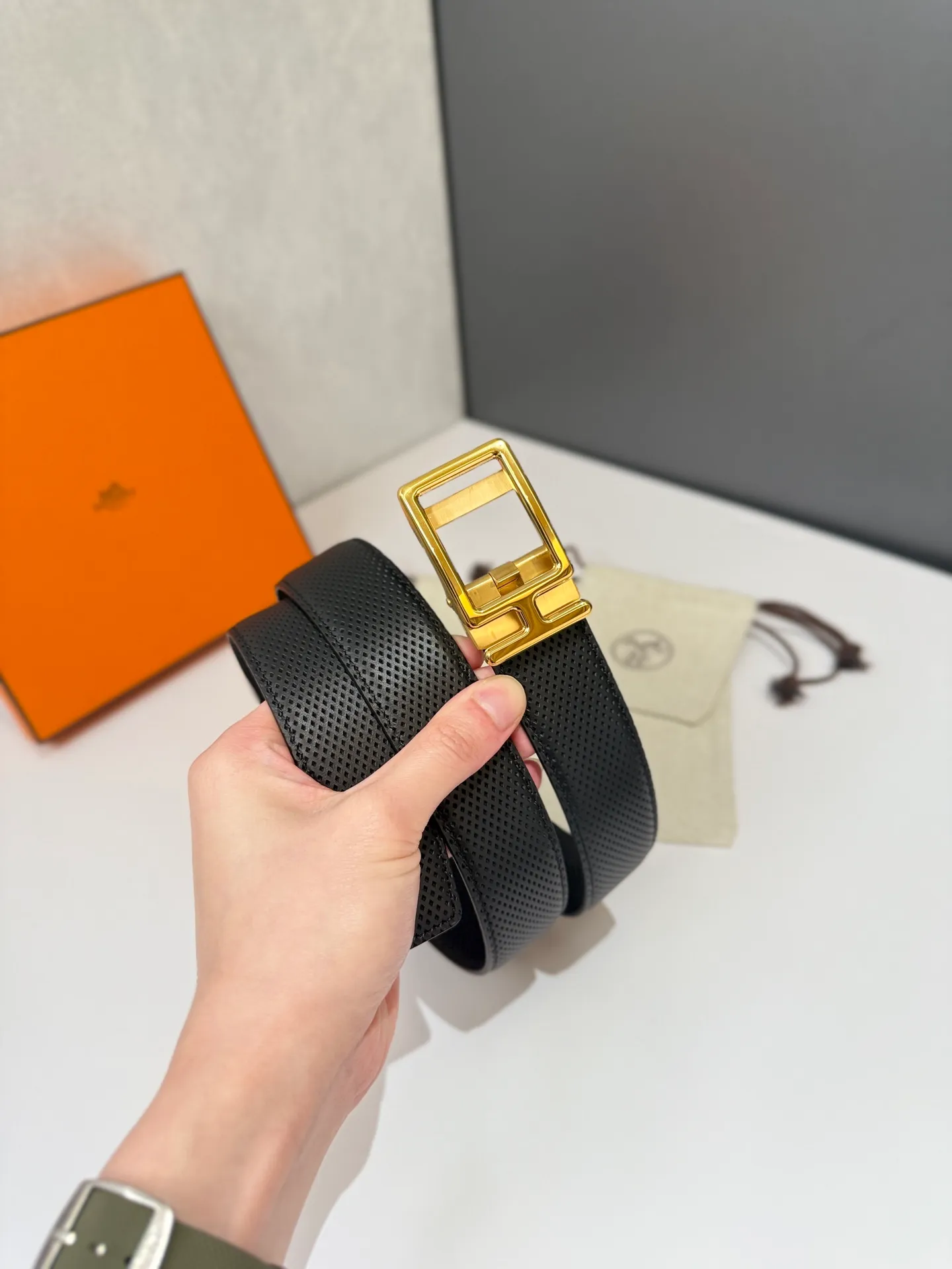 💰460💰Full package💰 💍Purchase level Hermès belt is one of the classic accessories of the luxury brand Hermès, famous for its high-quality leather, exquisite craftsmanship and iconic design. Automatic smooth buckle belt, stainless steel hardware, matching original leather belt body, adjustable length 🔝🔝🔝❤️❤️❤️