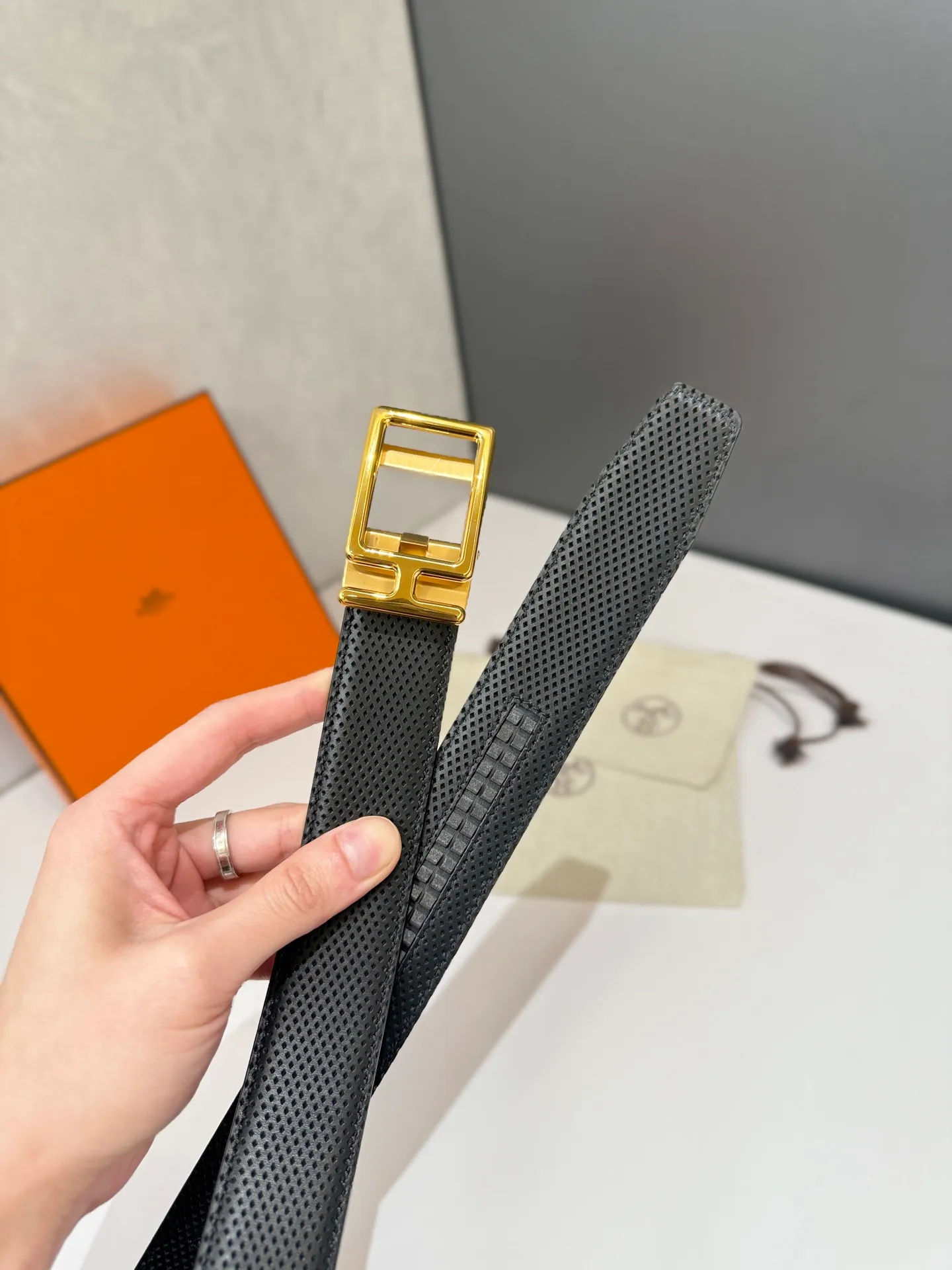 💰460💰Full package💰 💍Purchase level Hermès belt is one of the classic accessories of the luxury brand Hermès, famous for its high-quality leather, exquisite craftsmanship and iconic design. Automatic smooth buckle belt, stainless steel hardware, matching original leather belt body, adjustable length 🔝🔝🔝❤️❤️❤️