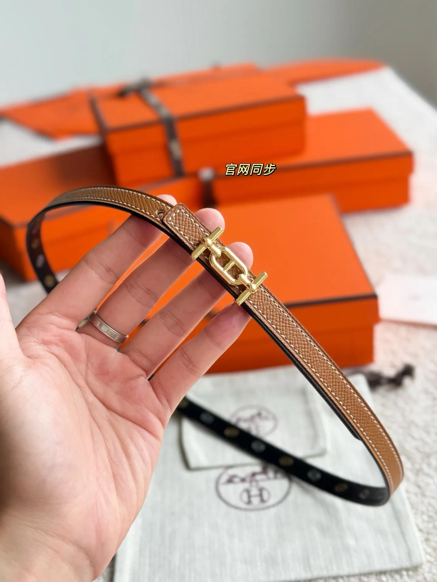 💰480💰Full set of packaging💰 💍Purchase level Hermès ❤️New style❤️ GAMMA boutique hardware with imported Epsom leather Width 13MM Hermes women's belt is highly praised for its exquisite craftsmanship, high-quality materials and classic design. It is the top choice for women's belts. It is simple and elegant. The product has a delicate feel. It is not only a practical accessory, but also adds highlights to the overall look.