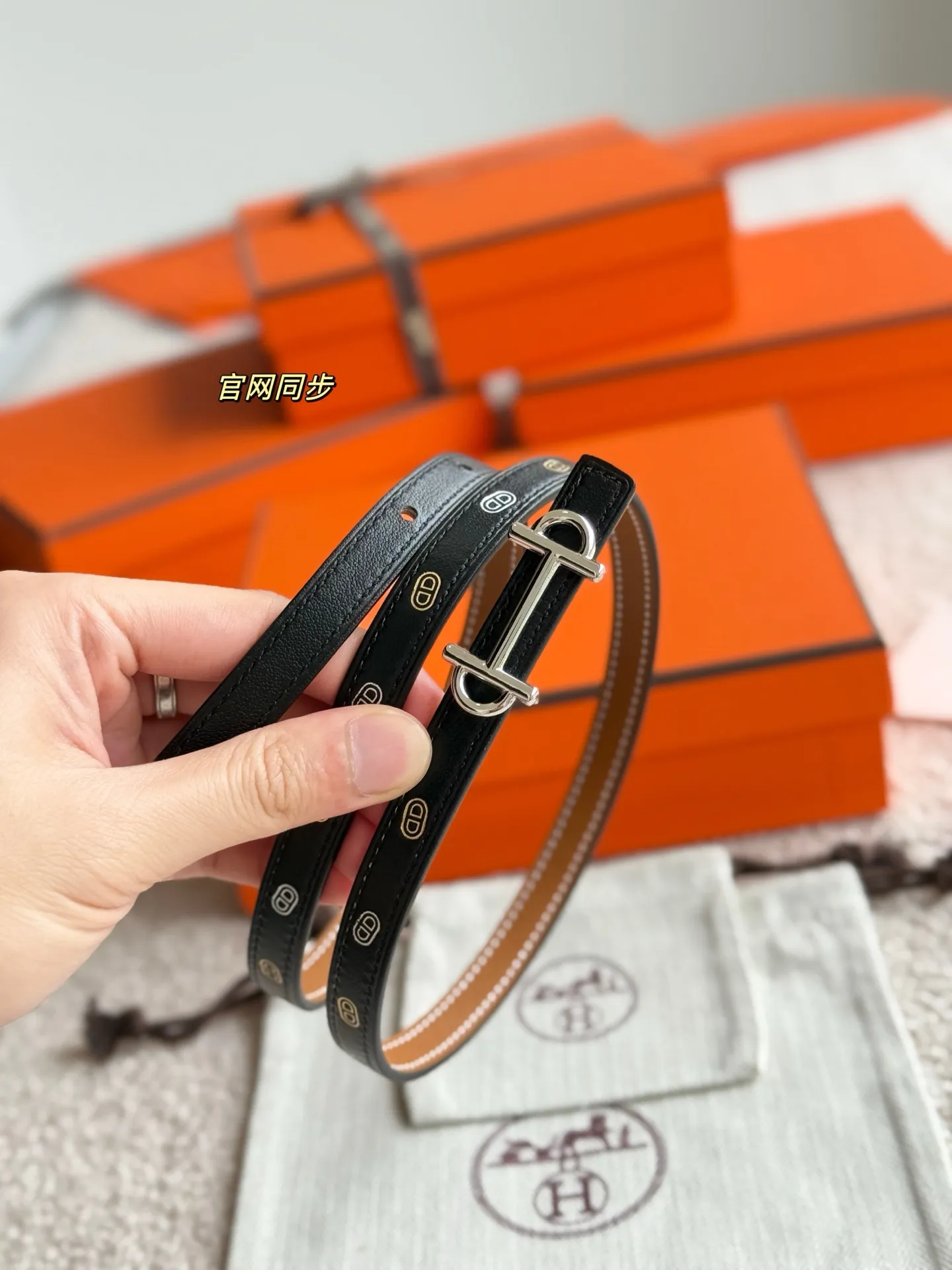 💰480💰Full set of packaging💰 💍Purchase level Hermès ❤️New style❤️ GAMMA boutique hardware with imported Epsom leather Width 13MM Hermes women's belt is highly praised for its exquisite craftsmanship, high-quality materials and classic design. It is the top choice for women's belts. It is simple and elegant. The product has a delicate feel. It is not only a practical accessory, but also adds highlights to the overall look.