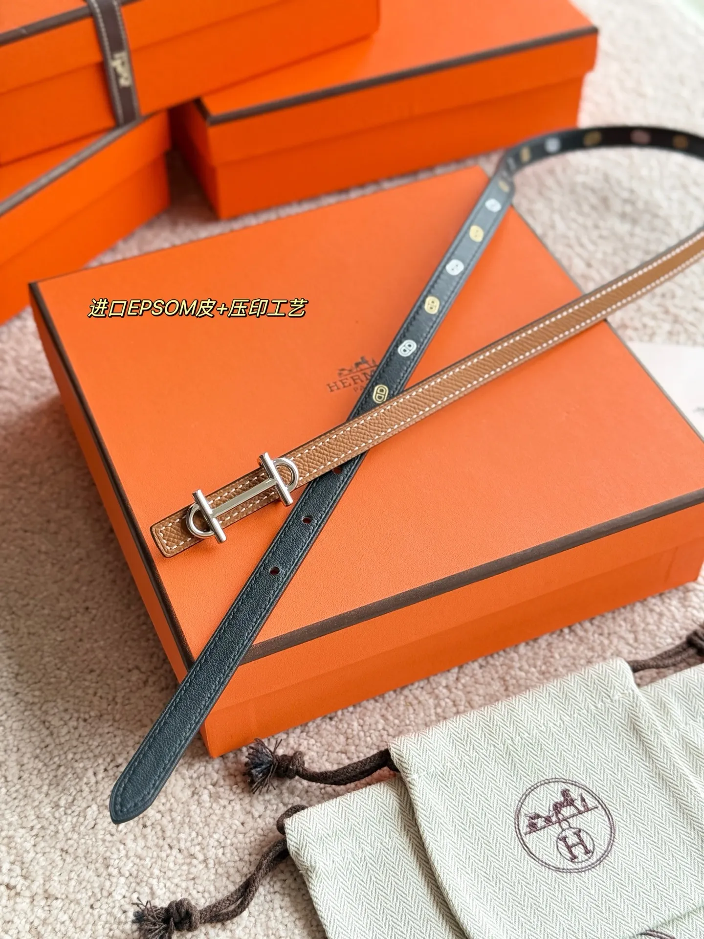 💰480💰Full set of packaging💰 💍Purchase level Hermès ❤️New style❤️ GAMMA boutique hardware with imported Epsom leather Width 13MM Hermes women's belt is highly praised for its exquisite craftsmanship, high-quality materials and classic design. It is the top choice for women's belts. It is simple and elegant. The product has a delicate feel. It is not only a practical accessory, but also adds highlights to the overall look.