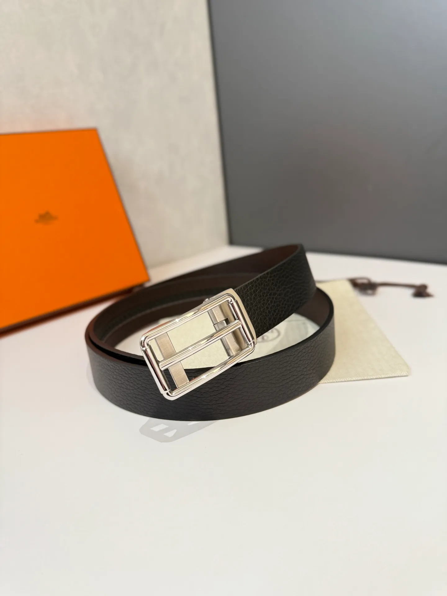 💰460💰Full package💰 💍Purchase level Hermès belt is one of the classic accessories of the luxury brand Hermès, famous for its high-quality leather, exquisite craftsmanship and iconic design. Automatic smooth buckle belt, stainless steel hardware, matching original leather belt body, adjustable length