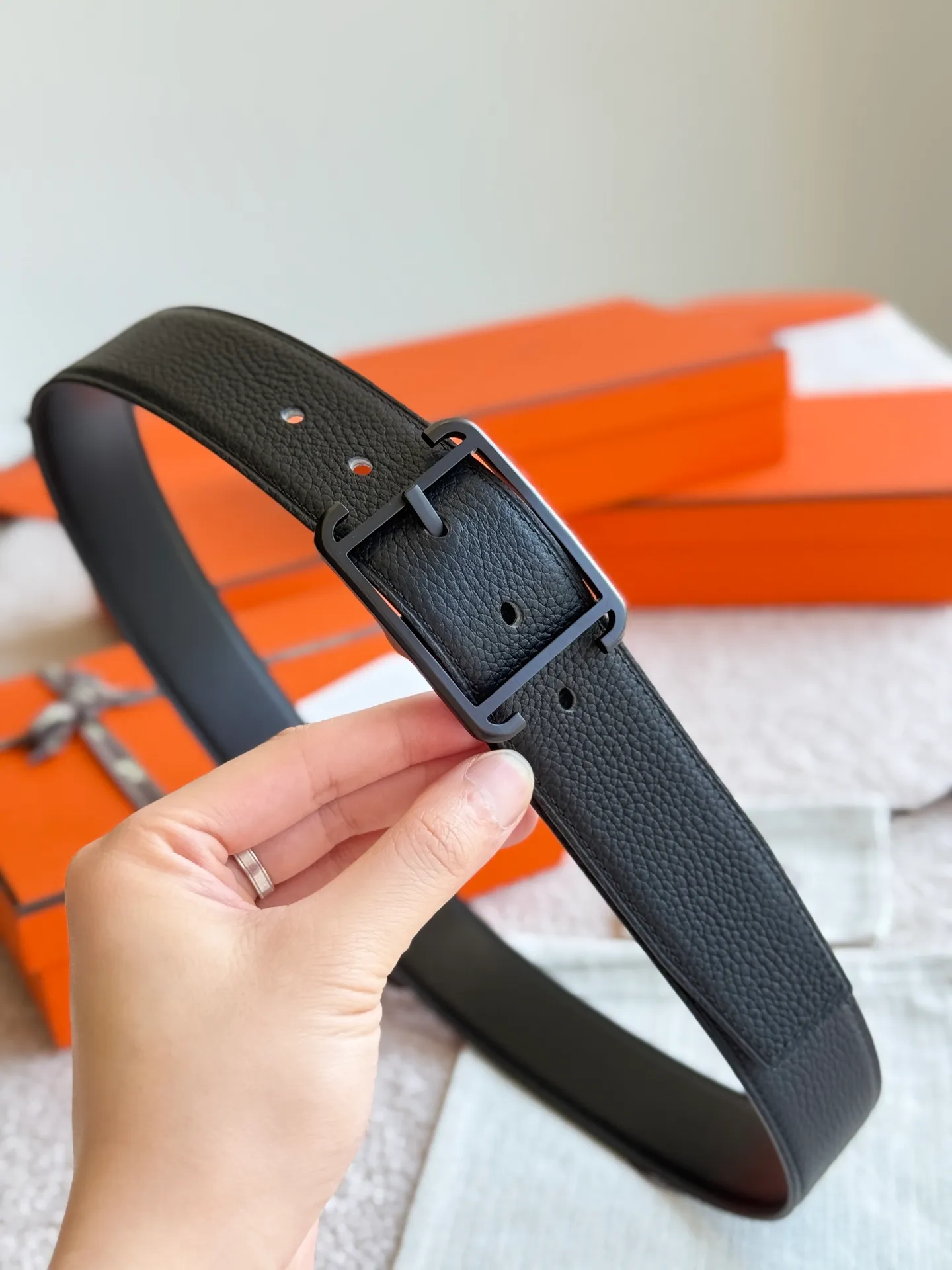 💰520💰Full set of packaging💰 💍Purchasing agent level Hermes⚡️🌹The counter sister recommends sharing Black Samurai belt, width 38mm, high-quality double-sided original leather with fine pin buckle, high-quality high-quality⚡️🌹Seiko production, detailed pictures, gold medal sales counter sister real-life shooting, high-end luxury