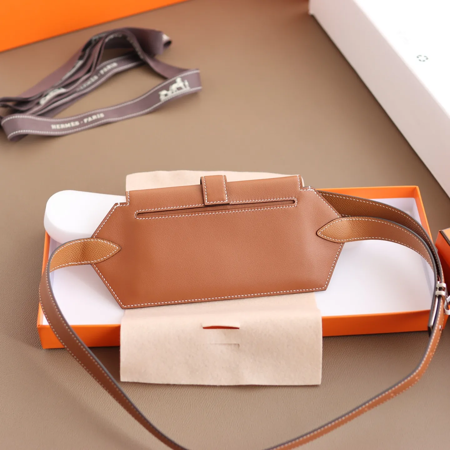 💰3320💰Full set of packaging💰 💍 HERMES original leather handmade ⚡️🌹waist bag/golden brown Elan Pocket 24～belt/size can hold Max large mobile phone, lipstick💄, ID, passport. In addition to being used as a waist bag, it can also be used as a cross-body bag and a chest bag. The size M leather is about 28-31 inches. There is room for length and you can punch holes if needed.