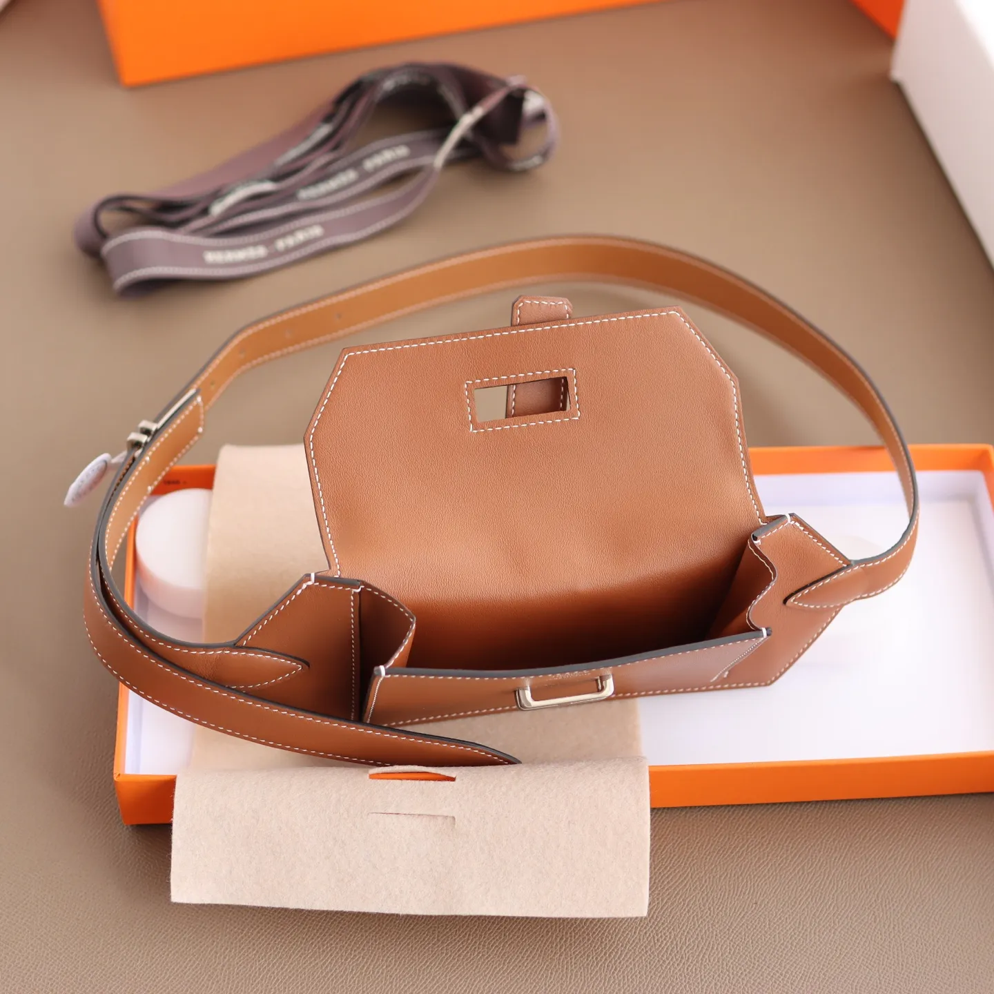 💰3320💰Full set of packaging💰 💍 HERMES original leather handmade ⚡️🌹waist bag/golden brown Elan Pocket 24～belt/size can hold Max large mobile phone, lipstick💄, ID, passport. In addition to being used as a waist bag, it can also be used as a cross-body bag and a chest bag. The size M leather is about 28-31 inches. There is room for length and you can punch holes if needed.