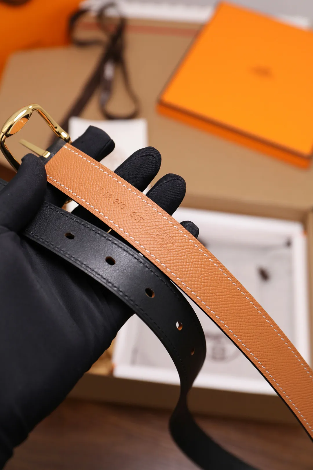 💰480💰Full package💰 💍Purchase level Hermès ⚡️🌹Latest spring and summer style Width 2.5CM Purely imported good leather, full-grain EP palm print leather, 2.0 thick calfskin base, no sandwich. The leather is soft and elastic, and the exquisitely designed belt can be used on both sides. Color: Black Elephant Gray Earthy Yellow Button: Gold Silver Size: 95-110cm