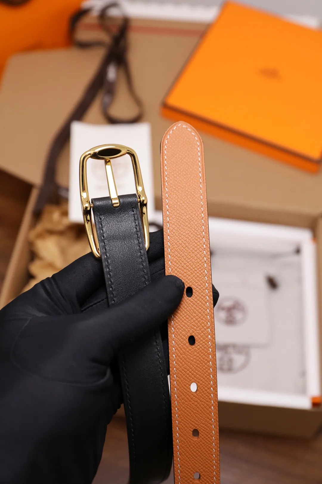 💰480💰Full package💰 💍Purchase level Hermès ⚡️🌹Latest spring and summer style Width 2.5CM Purely imported good leather, full-grain EP palm print leather, 2.0 thick calfskin base, no sandwich. The leather is soft and elastic, and the exquisitely designed belt can be used on both sides. Color: Black Elephant Gray Earthy Yellow Button: Gold Silver Size: 95-110cm