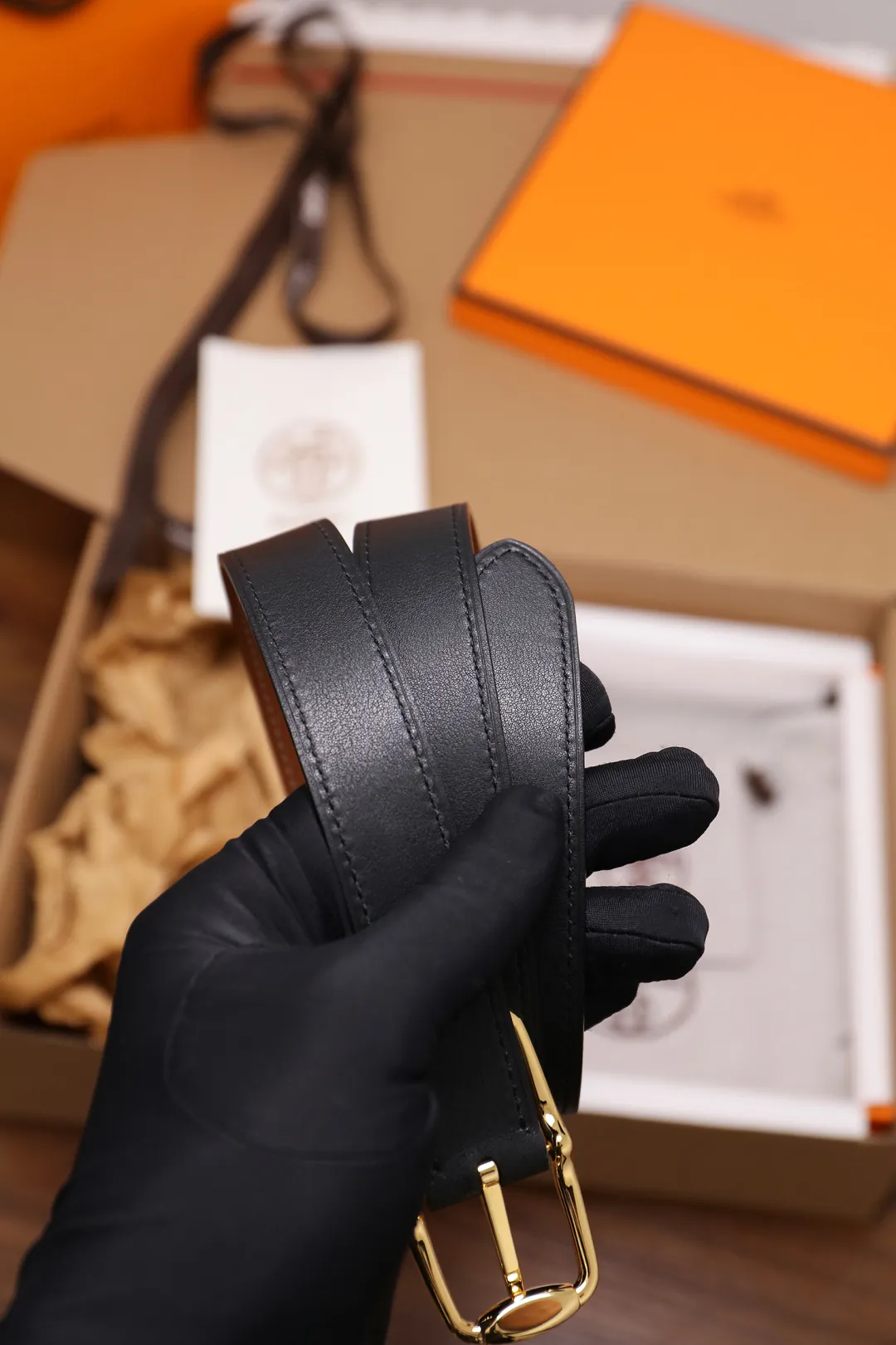💰480💰Full package💰 💍Purchase level Hermès ⚡️🌹Latest spring and summer style Width 2.5CM Purely imported good leather, full-grain EP palm print leather, 2.0 thick calfskin base, no sandwich. The leather is soft and elastic, and the exquisitely designed belt can be used on both sides. Color: Black Elephant Gray Earthy Yellow Button: Gold Silver Size: 95-110cm
