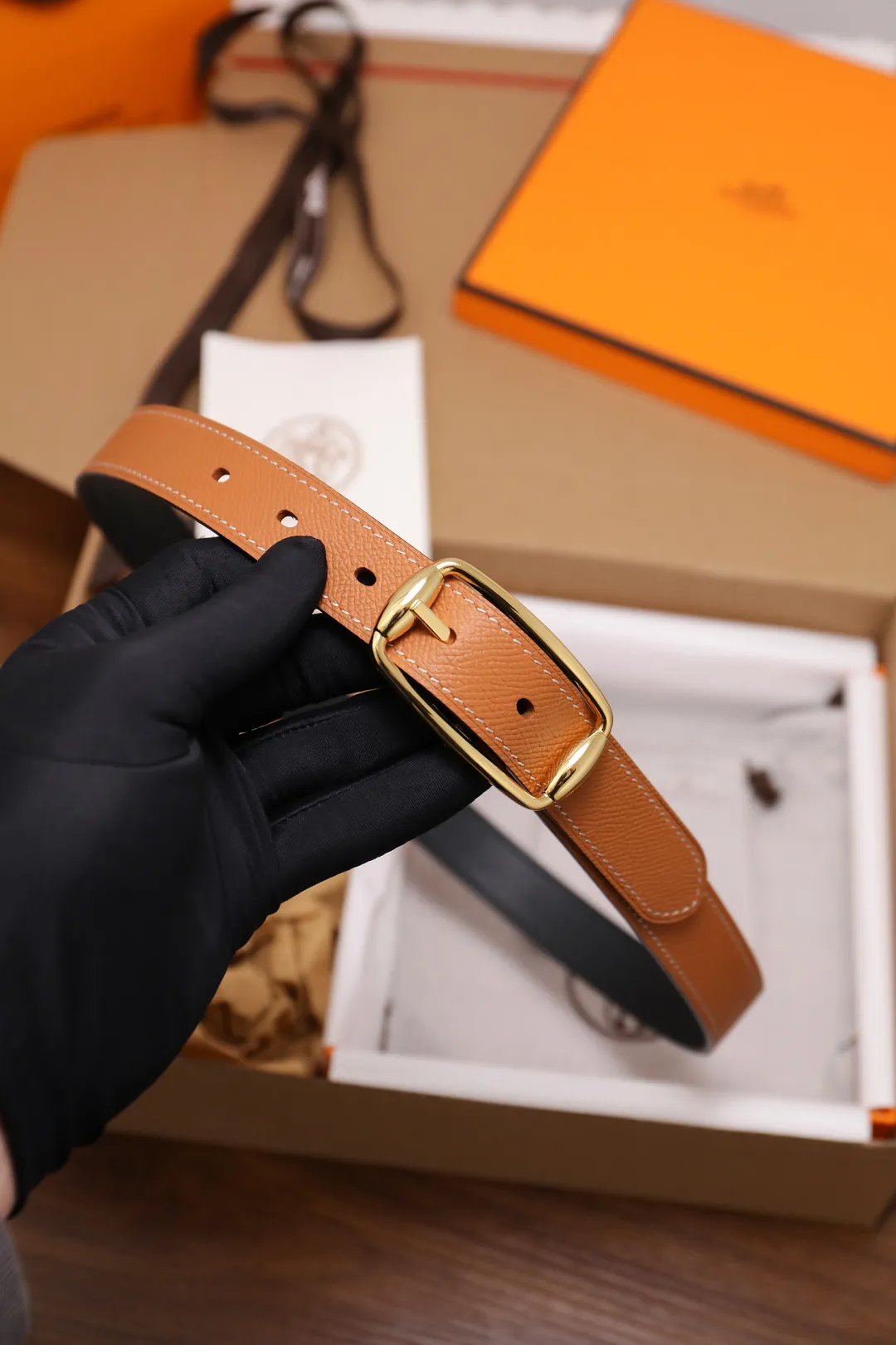 💰480💰Full package💰 💍Purchase level Hermès ⚡️🌹Latest spring and summer style Width 2.5CM Purely imported good leather, full-grain EP palm print leather, 2.0 thick calfskin base, no sandwich. The leather is soft and elastic, and the exquisitely designed belt can be used on both sides. Color: Black Elephant Gray Earthy Yellow Button: Gold Silver Size: 95-110cm