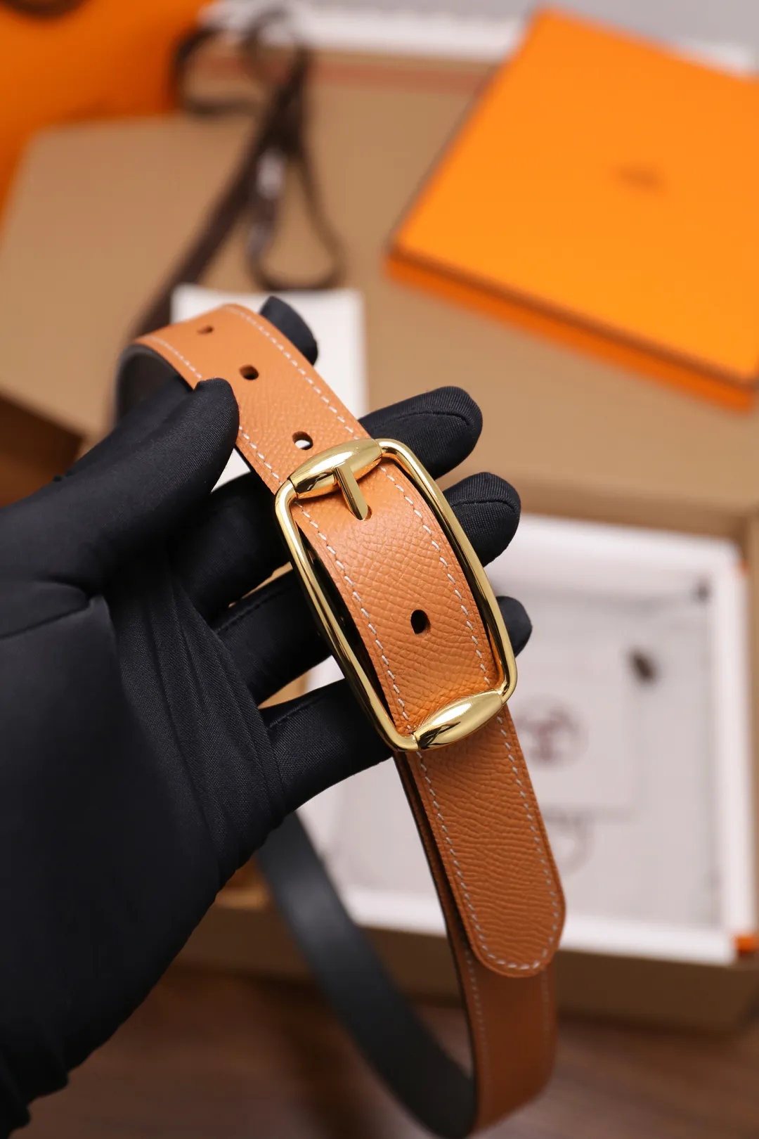 💰480💰Full package💰 💍Purchase level Hermès ⚡️🌹Latest spring and summer style Width 2.5CM Purely imported good leather, full-grain EP palm print leather, 2.0 thick calfskin base, no sandwich. The leather is soft and elastic, and the exquisitely designed belt can be used on both sides. Color: Black Elephant Gray Earthy Yellow Button: Gold Silver Size: 95-110cm