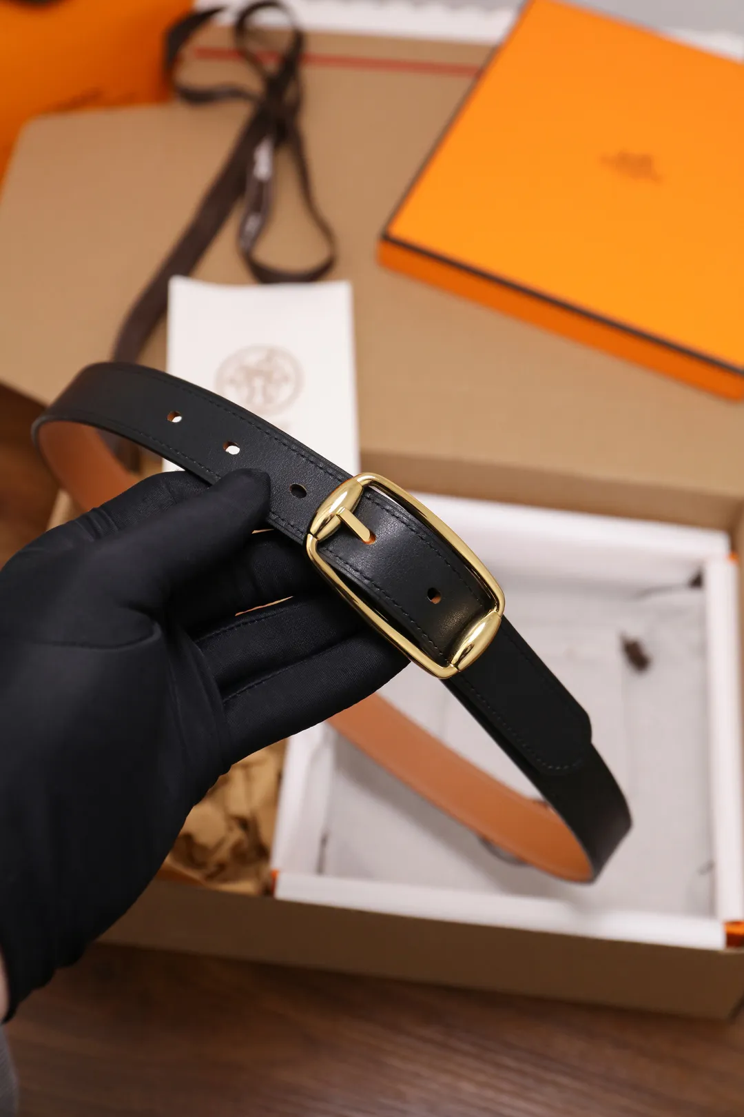 💰480💰Full package💰 💍Purchase level Hermès ⚡️🌹Latest spring and summer style Width 2.5CM Purely imported good leather, full-grain EP palm print leather, 2.0 thick calfskin base, no sandwich. The leather is soft and elastic, and the exquisitely designed belt can be used on both sides. Color: Black Elephant Gray Earthy Yellow Button: Gold Silver Size: 95-110cm