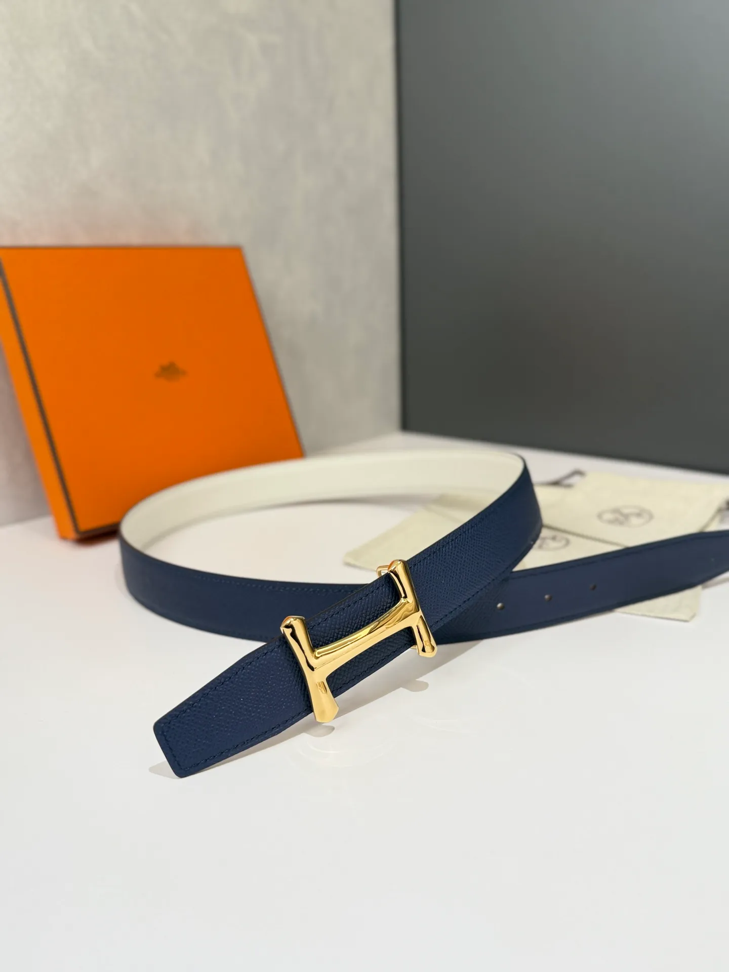 💰480💰Full package💰 💍Purchase level Hermès men's belts are highly respected for their exquisite craftsmanship, high-quality materials and classic designs, and are the top choice among men's fashion accessories. The most iconic design is the button with the "H" logo, which is simple, elegant and highly recognizable, suitable for business and leisure occasions. It is not only a practical accessory, but also a symbol of status and taste. Whether it is a business occasion or casual wear, it can add a sense of luxury and sophistication to the overall look ❤️32MM❤️