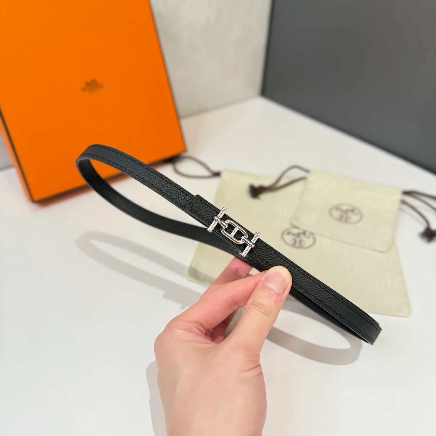💰420💰Full package💰 💍Purchase level Hermès women's belts are famous for their high-quality materials, exquisite craftsmanship and classic design. It is not only a practical accessory, but also a symbol of taste and status. Whether it is daily wear or formal occasions, it can add highlights to the overall look. ❤️Width 13MM❤️