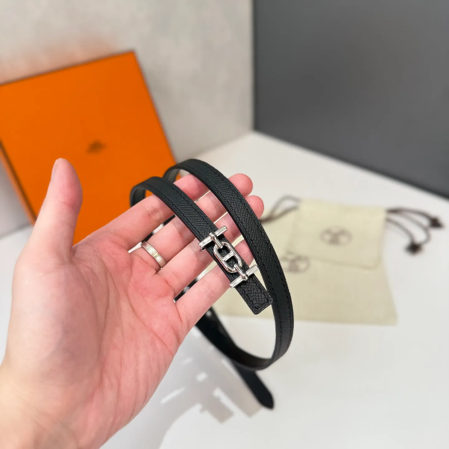 💰420💰Full package💰 💍Purchase level Hermès women's belts are famous for their high-quality materials, exquisite craftsmanship and classic design. It is not only a practical accessory, but also a symbol of taste and status. Whether it is daily wear or formal occasions, it can add highlights to the overall look. ❤️Width 13MM❤️