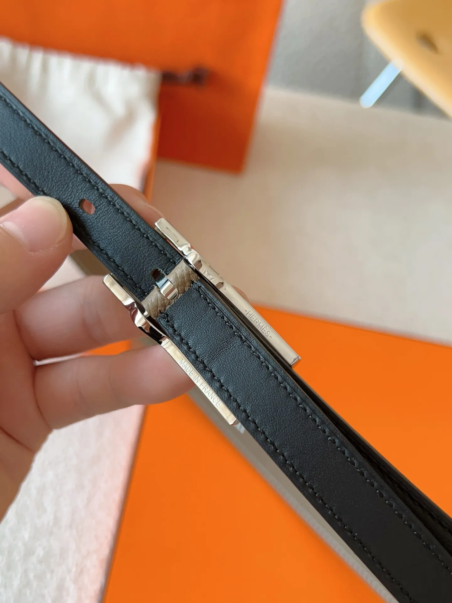 💰520💰Full set of packaging💰 💍Purchase level Hermes pin buckle series official website synchronized. Reversible leather belt in Swift and Epsom calfskin with metal belt buckle. The Lucky belt features a signature padlock that swings gracefully beneath the belt buckle, creating a fashionable accessory you won't want to put down. Belt width: 1.5cm