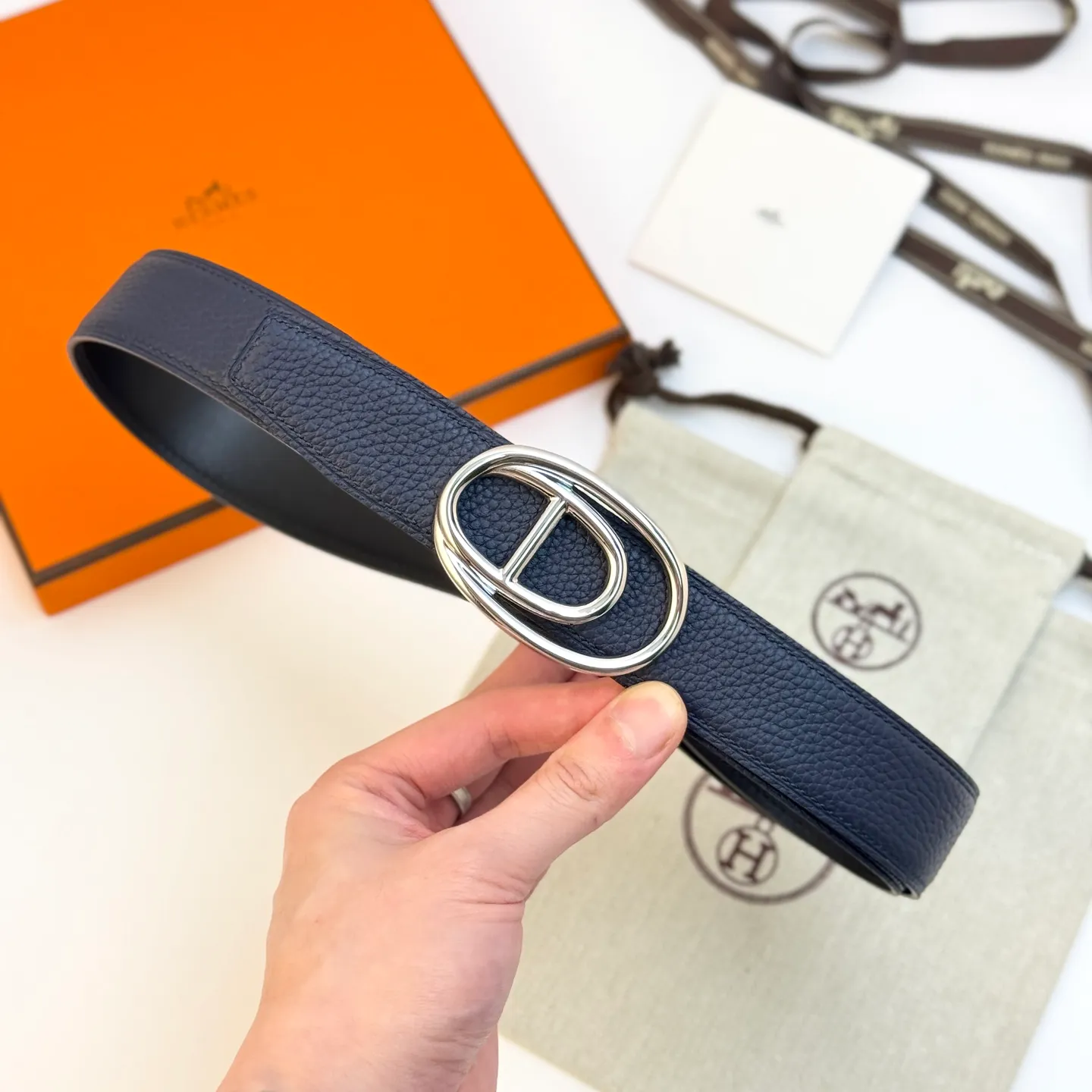 ❤️Odyssee Belt-Togo-32MM ❤️ 💰480💰Full package💰 💍Purchase level Hermès men's belts are highly respected for their exquisite craftsmanship, high-quality materials and classic designs, and are the top choice among men's fashion accessories. The most iconic design is the button with the "H" logo, which is simple, elegant and highly recognizable, suitable for business and leisure occasions. It is not only a practical accessory, but also a symbol of status and taste. Whether it is a business occasion or casual wear, it can add a sense of luxury and sophistication to the overall look.