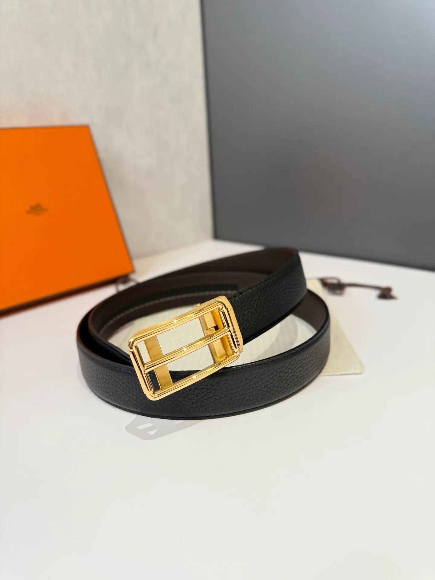 💰460💰Full package💰 💍Purchase level Hermès belt is one of the classic accessories of the luxury brand Hermès, famous for its high-quality leather, exquisite craftsmanship and iconic design. Automatic smooth buckle belt, stainless steel hardware, matching original leather belt body, adjustable length