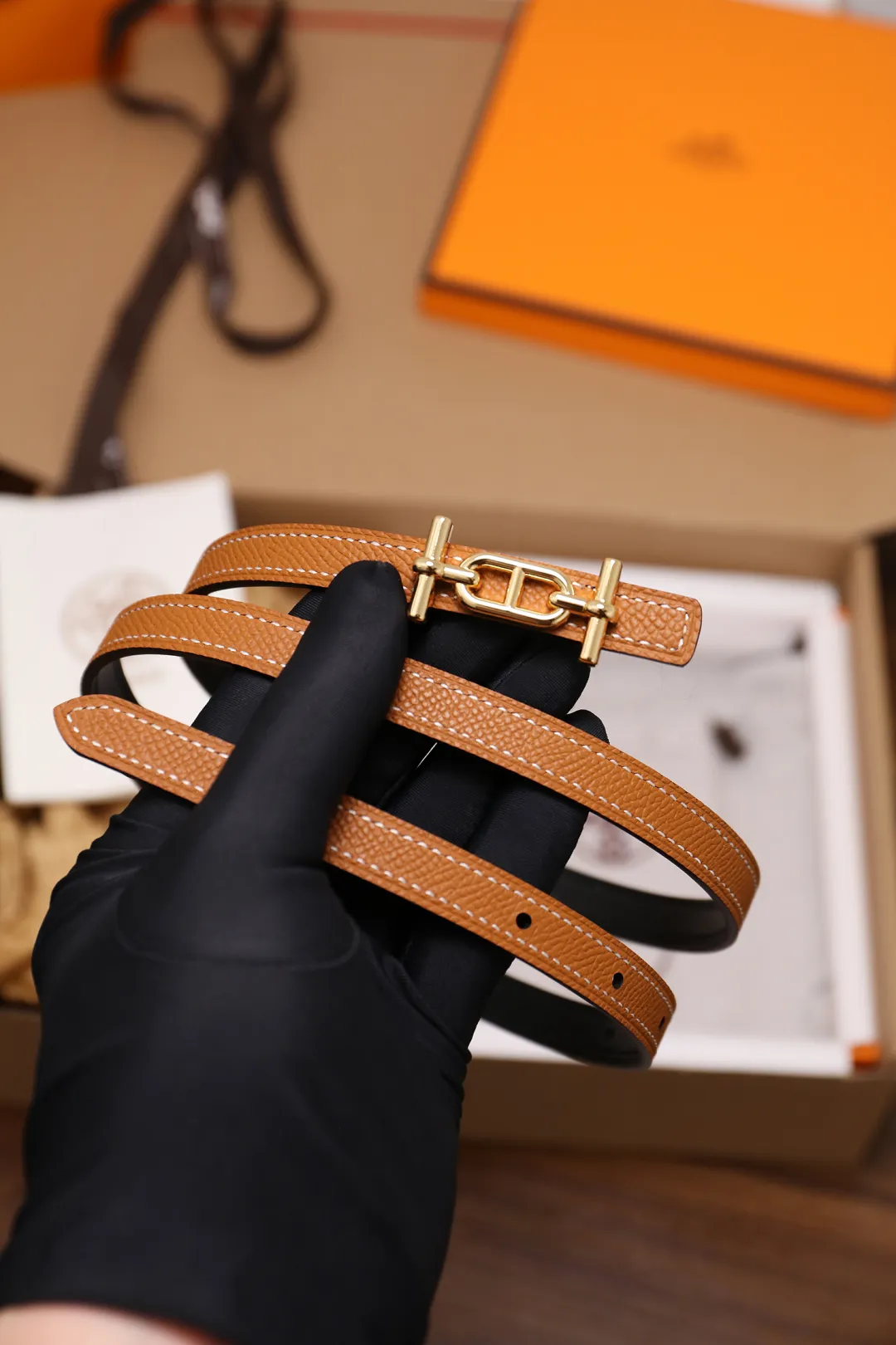 💰420💰Full package💰 💍Purchase grade Hermès⚡️🌹Width 1.3cm, first layer ep palmprint calfskin with plain calfskin base, double-sided. Dupu's diagonal stitching, Italian Finnis oil edges, and fine workmanship. Button head: pure copper, pure steel buckle (gold, silver) Size: 90-110cm