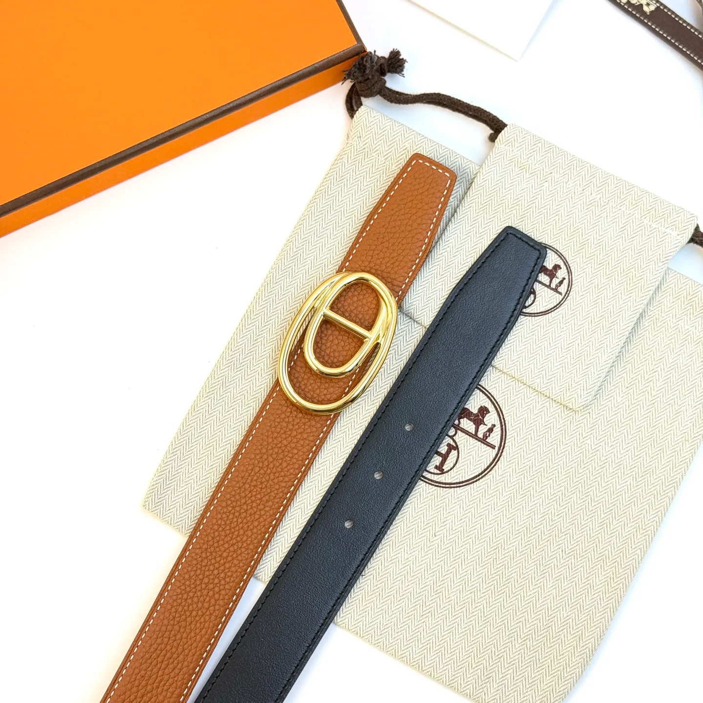 ❤️Odyssee Belt-Togo-32MM ❤️ 💰480💰Full package💰 💍Purchase level Hermès men's belts are highly respected for their exquisite craftsmanship, high-quality materials and classic designs, and are the top choice among men's fashion accessories. The most iconic design is the button with the "H" logo, which is simple, elegant and highly recognizable, suitable for business and leisure occasions. It is not only a practical accessory, but also a symbol of status and taste. Whether it is a business occasion or casual wear, it can add a sense of luxury and sophistication to the overall look.