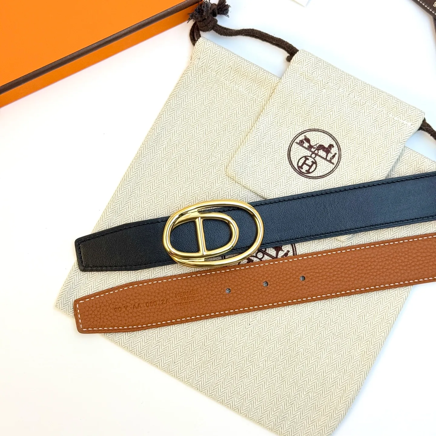 ❤️Odyssee Belt-Togo-32MM ❤️ 💰480💰Full package💰 💍Purchase level Hermès men's belts are highly respected for their exquisite craftsmanship, high-quality materials and classic designs, and are the top choice among men's fashion accessories. The most iconic design is the button with the "H" logo, which is simple, elegant and highly recognizable, suitable for business and leisure occasions. It is not only a practical accessory, but also a symbol of status and taste. Whether it is a business occasion or casual wear, it can add a sense of luxury and sophistication to the overall look.