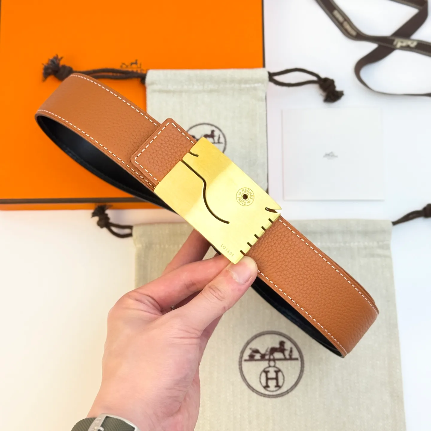 ❤️H 5382 Belt-Togo-38MM ❤️ 💰480💰Full package💰 💍Purchase level Hermès men's belts are highly respected for their exquisite craftsmanship, high-quality materials and classic designs, and are the top choice among men's fashion accessories. The most iconic design is the button with the "H" logo, which is simple, elegant and highly recognizable, suitable for business and leisure occasions. It is not only a practical accessory, but also a symbol of status and taste. Whether it is a business occasion or casual wear, it can add a sense of luxury and sophistication to the overall look.
