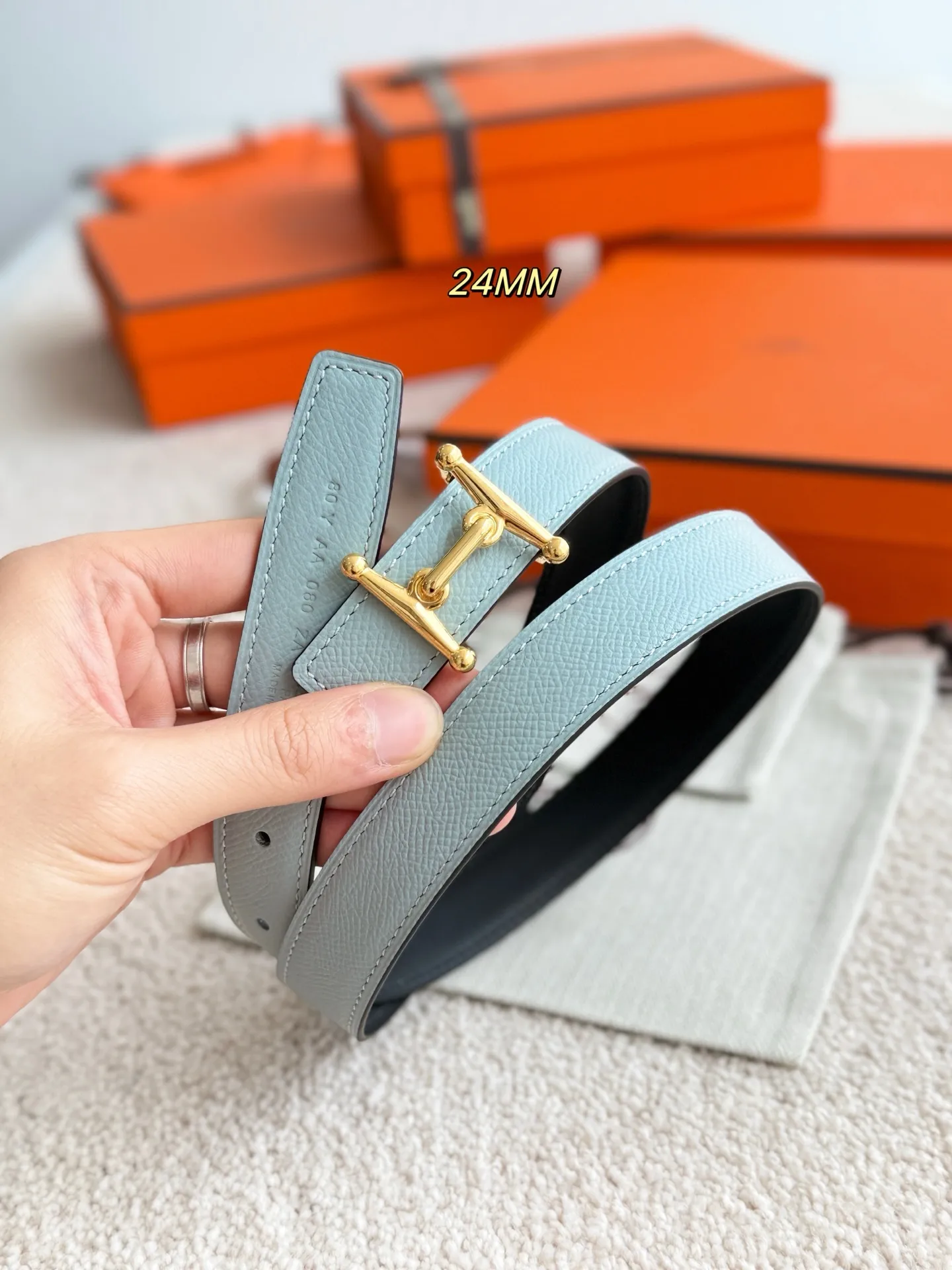 💰440💰Full set of packaging💰 💍Purchase level Hermès Width 2.5cm⚡️🌹Line blue MORS H Fine hardware with imported epsom leather Hermes women's belt is highly praised for its exquisite craftsmanship, high-quality materials and classic design. It is the top choice for women's belts. It is simple and elegant. The product has a delicate feel. It is not only a practical accessory, but also adds highlights to the overall look.