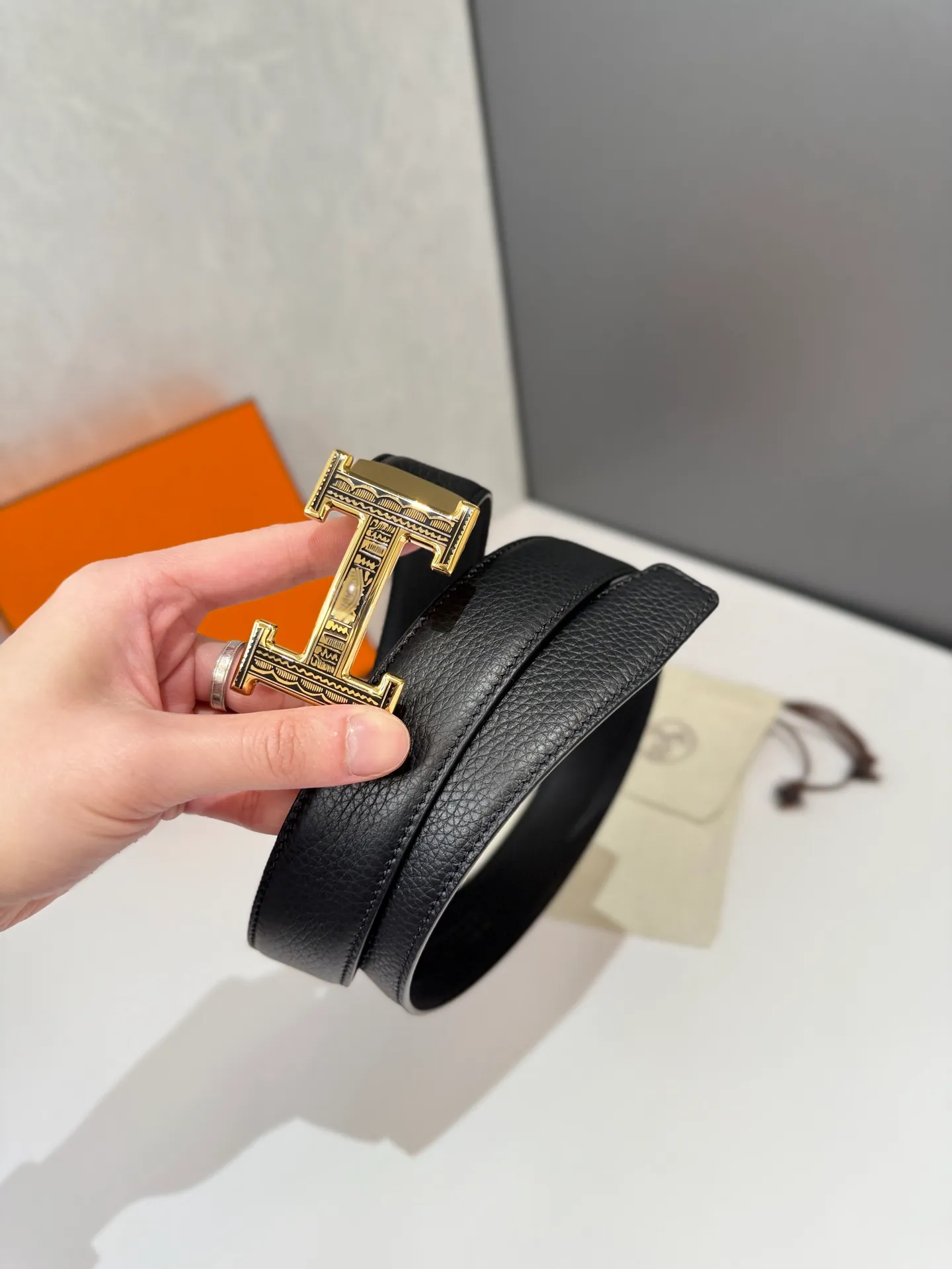 💰460💰Full package💰 💍Purchase level Hermès belt is one of the classic accessories of the luxury brand Hermès, famous for its high-quality leather, exquisite craftsmanship and iconic design. Automatic smooth buckle belt, stainless steel hardware, matching original leather belt body, adjustable length 🔝🔝🔝❤️❤️❤️