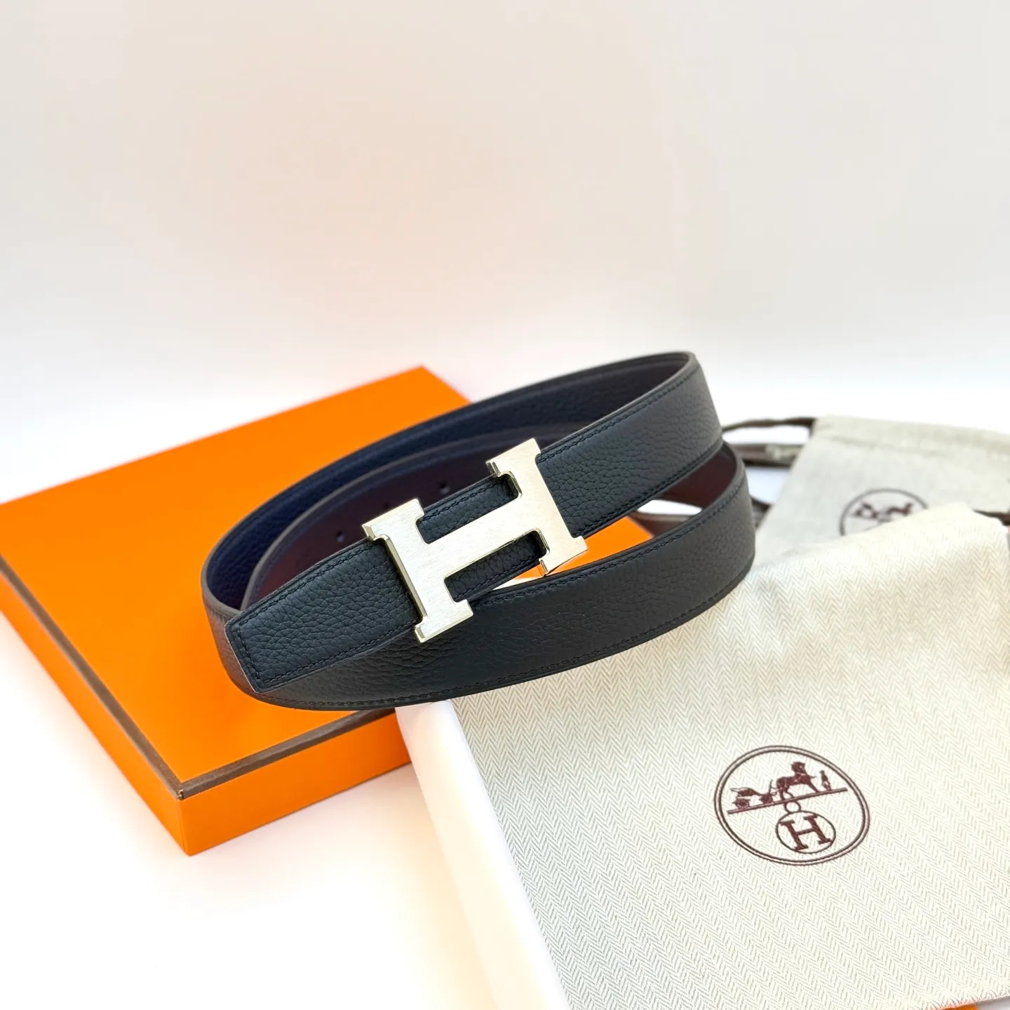 ❤️H 5382 Belt-Togo-32MM ❤️ 💰480💰Full package💰 💍Purchase level Hermès men's belts are highly respected for their exquisite craftsmanship, high-quality materials and classic designs, and are the top choice among men's fashion accessories. The most iconic design is the button with the "H" logo, which is simple, elegant and highly recognizable, suitable for business and leisure occasions. It is not only a practical accessory, but also a symbol of status and taste. Whether it is a business occasion or casual wear, it can add a sense of luxury and sophistication to the overall look.