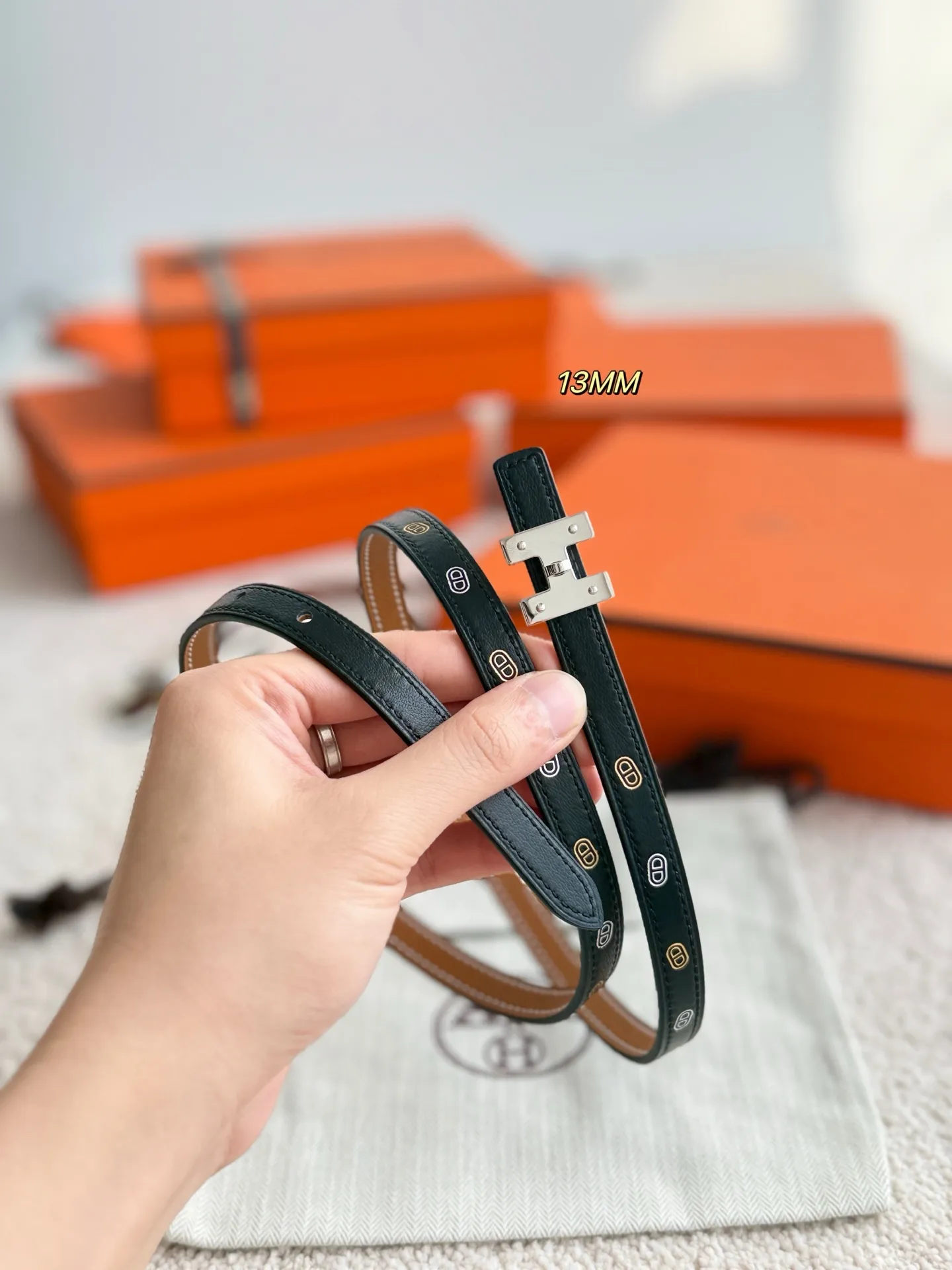 💰440💰Full package💰 💍Purchase level Hermès⚡️🌹RUBAN boutique hardware with imported Epsom leather, width 1.3cm Hermes women's belt is highly praised for its exquisite craftsmanship, high-quality materials and classic design. It is the top choice for women's belts. It is simple and elegant. The product has a delicate feel. It is not only a practical accessory, but also adds highlights to the overall look.