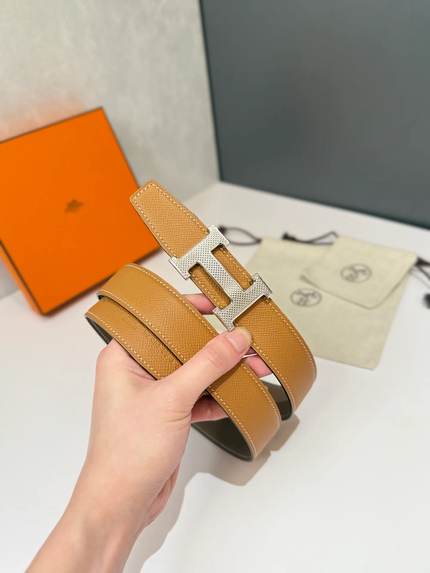 💰480💰Full package💰 💍Purchase level Hermès men's belts are highly respected for their exquisite craftsmanship, high-quality materials and classic designs, and are the top choice among men's fashion accessories. The most iconic design is the button with the "H" logo, which is simple, elegant and highly recognizable, suitable for business and leisure occasions. It is not only a practical accessory, but also a symbol of status and taste. Whether it is a business occasion or casual wear, it can add a sense of luxury and sophistication to the overall look ❤️32MM❤️