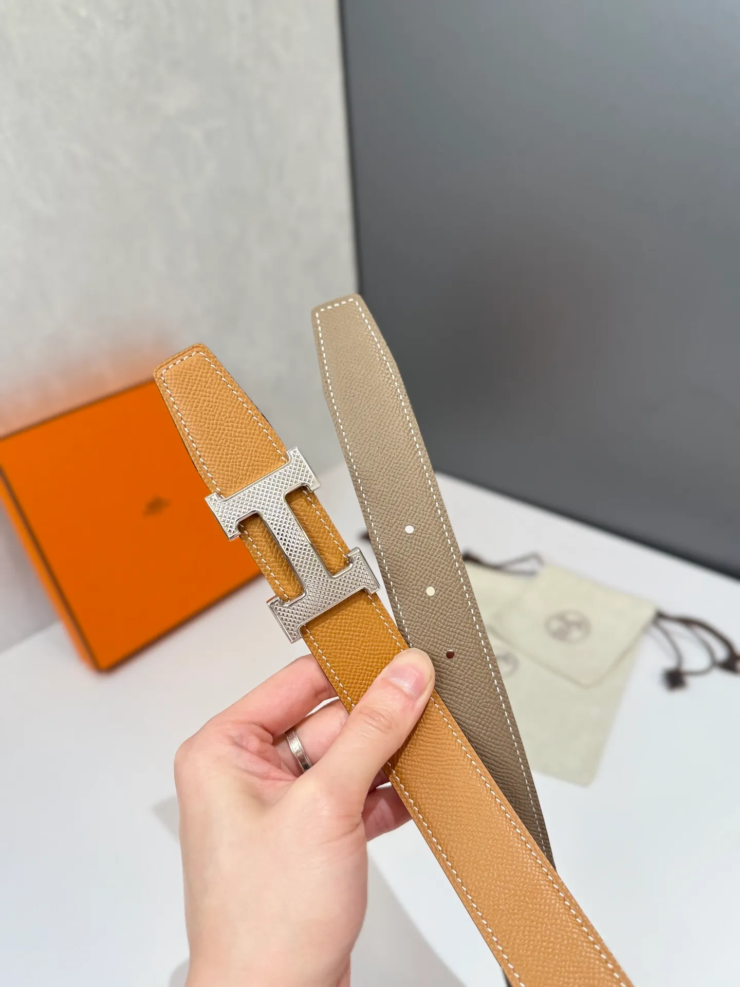 💰480💰Full package💰 💍Purchase level Hermès men's belts are highly respected for their exquisite craftsmanship, high-quality materials and classic designs, and are the top choice among men's fashion accessories. The most iconic design is the button with the "H" logo, which is simple, elegant and highly recognizable, suitable for business and leisure occasions. It is not only a practical accessory, but also a symbol of status and taste. Whether it is a business occasion or casual wear, it can add a sense of luxury and sophistication to the overall look ❤️32MM❤️