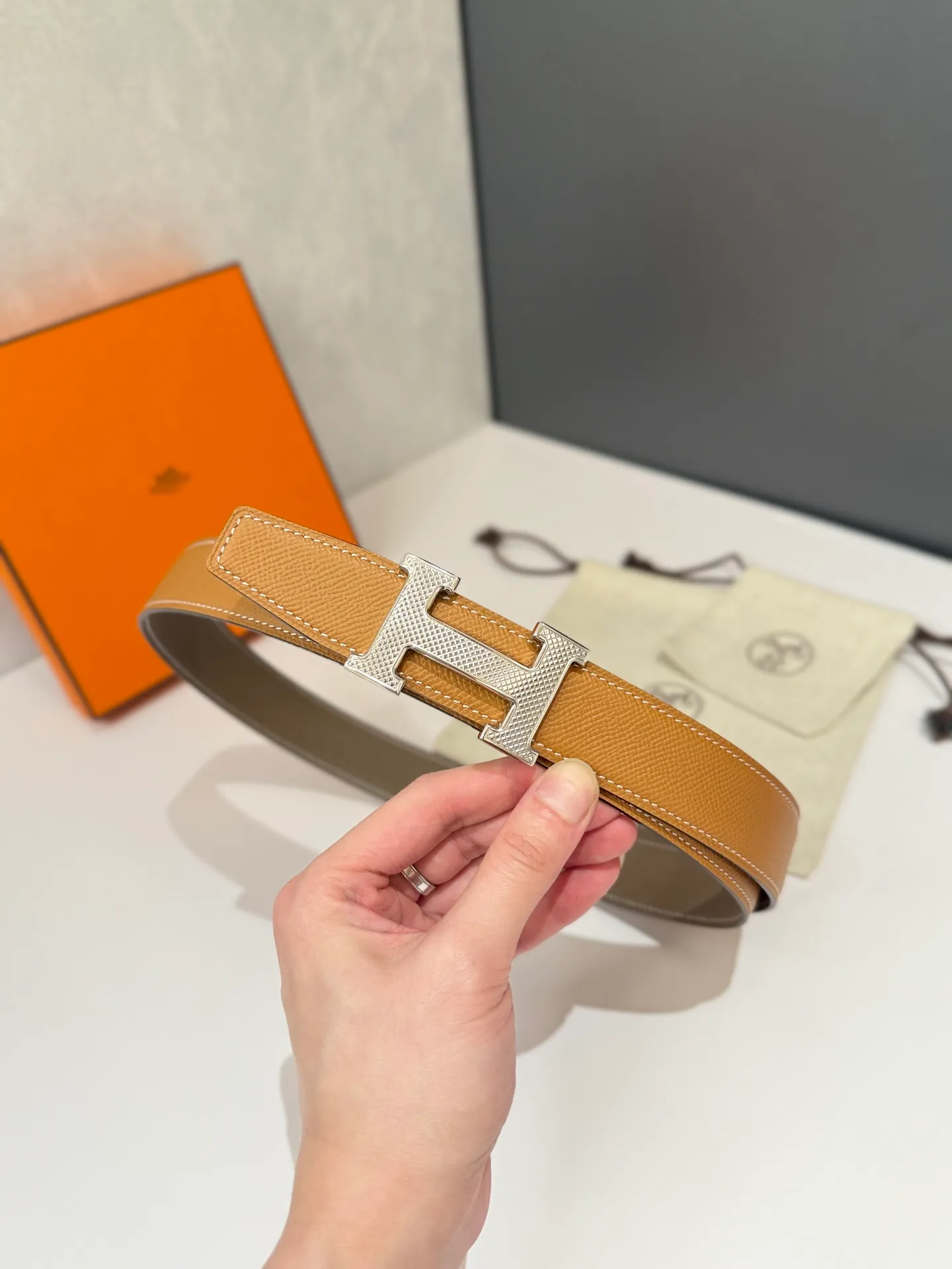 💰480💰Full package💰 💍Purchase level Hermès men's belts are highly respected for their exquisite craftsmanship, high-quality materials and classic designs, and are the top choice among men's fashion accessories. The most iconic design is the button with the "H" logo, which is simple, elegant and highly recognizable, suitable for business and leisure occasions. It is not only a practical accessory, but also a symbol of status and taste. Whether it is a business occasion or casual wear, it can add a sense of luxury and sophistication to the overall look ❤️32MM❤️