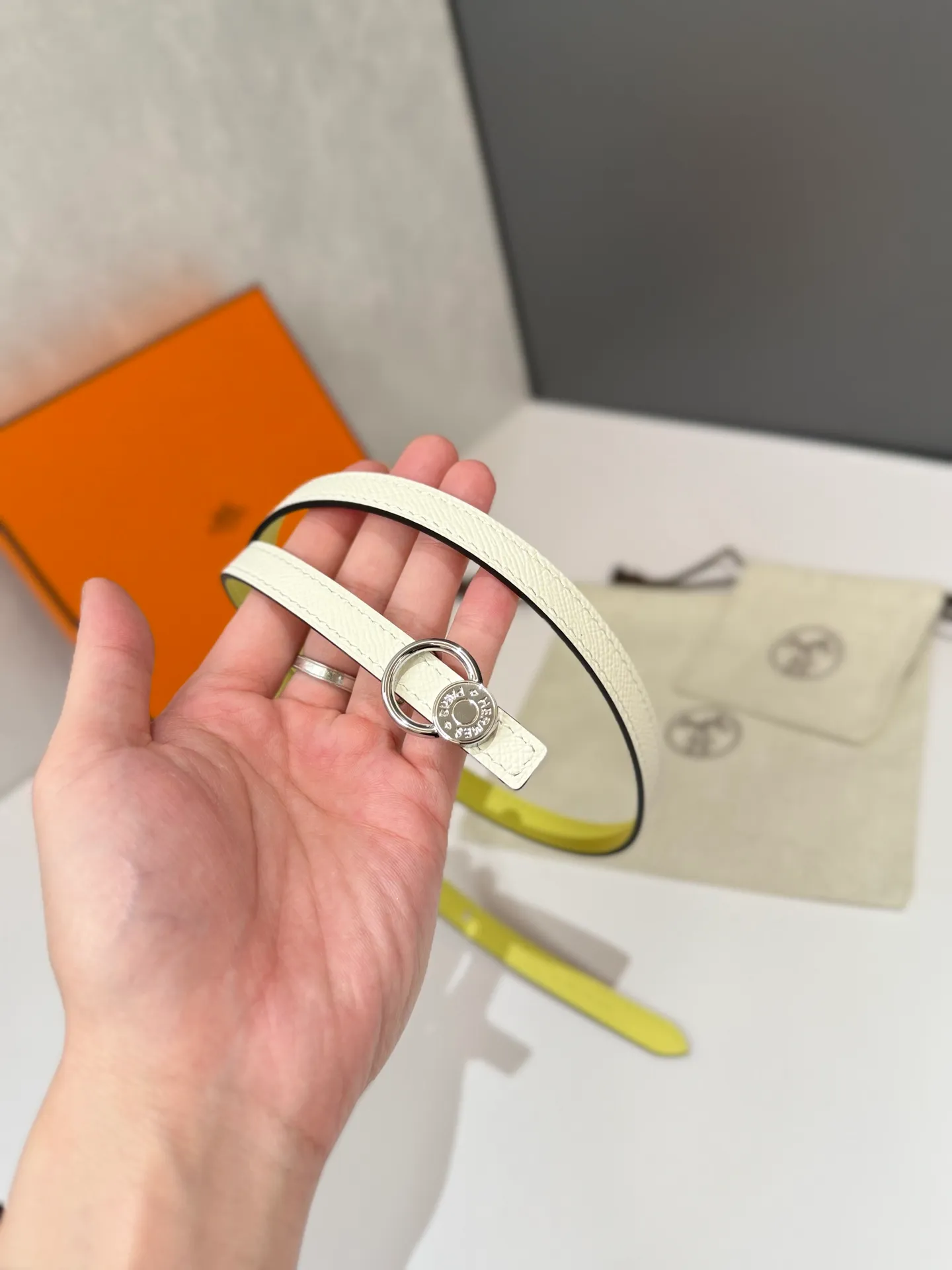 💰420💰Full package💰 💍Purchase level Hermès women's belts are famous for their high-quality materials, exquisite craftsmanship and classic design. It is not only a practical accessory, but also a symbol of taste and status. Whether it is daily wear or formal occasions, it can add highlights to the overall look. ❤️Width 13MM❤️