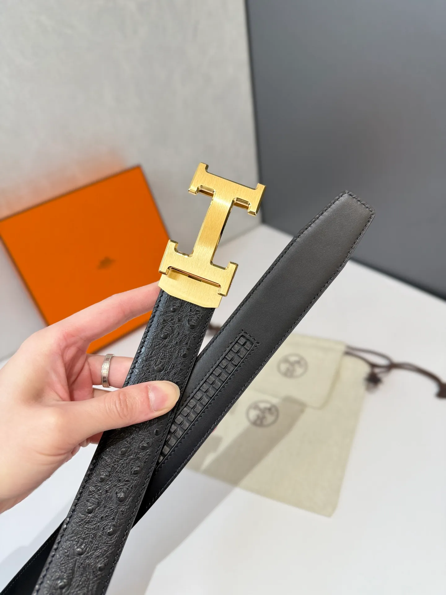 💰460💰Full package💰 💍Purchase level Hermès belt is one of the classic accessories of the luxury brand Hermès, famous for its high-quality leather, exquisite craftsmanship and iconic design. Automatic smooth buckle belt, stainless steel hardware, matching original leather belt body, adjustable length