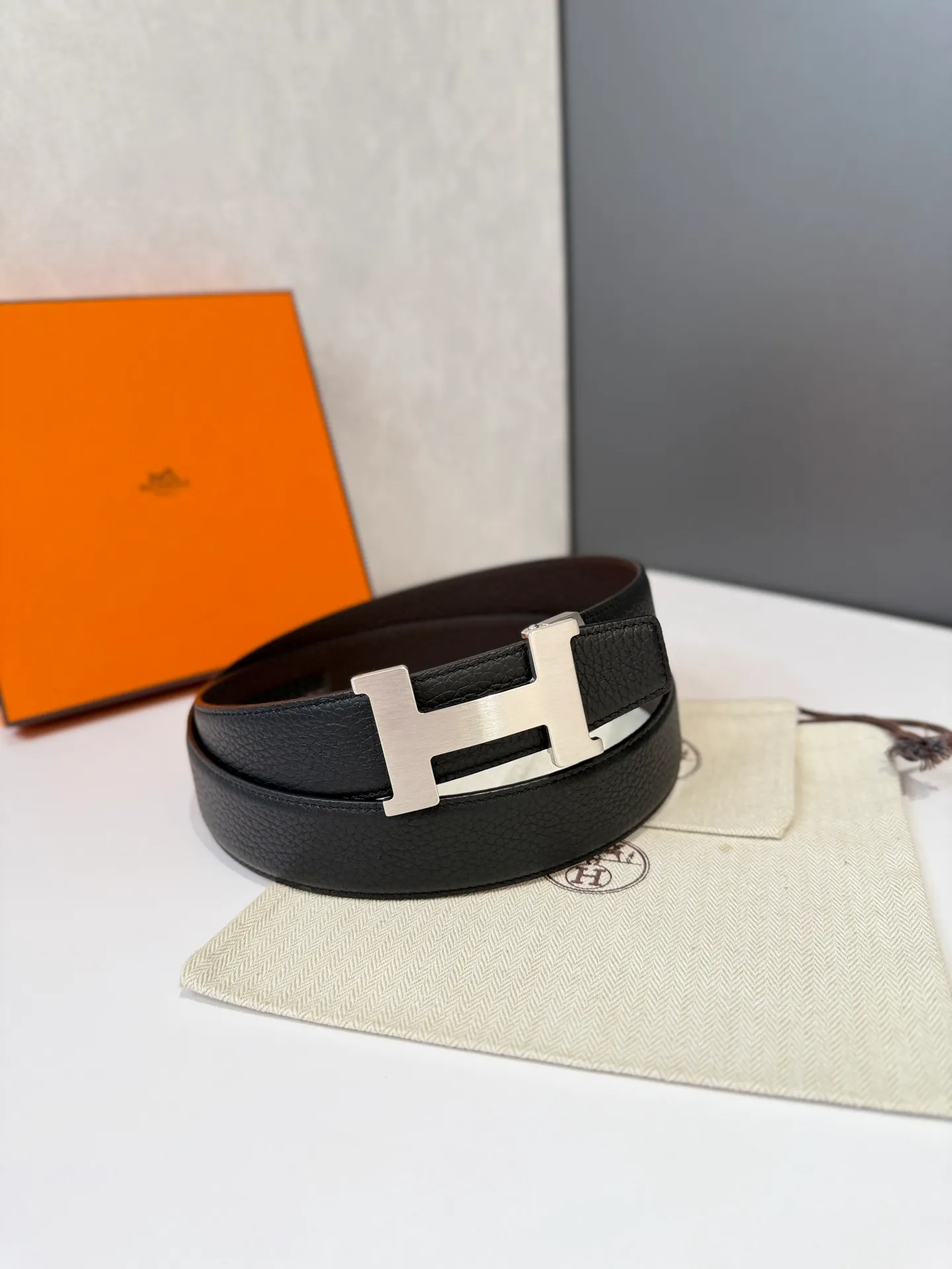 💰460💰Full package💰 💍Purchase level Hermès belt is one of the classic accessories of the luxury brand Hermès, famous for its high-quality leather, exquisite craftsmanship and iconic design. Automatic smooth buckle belt, stainless steel hardware, matching original leather belt body, adjustable length