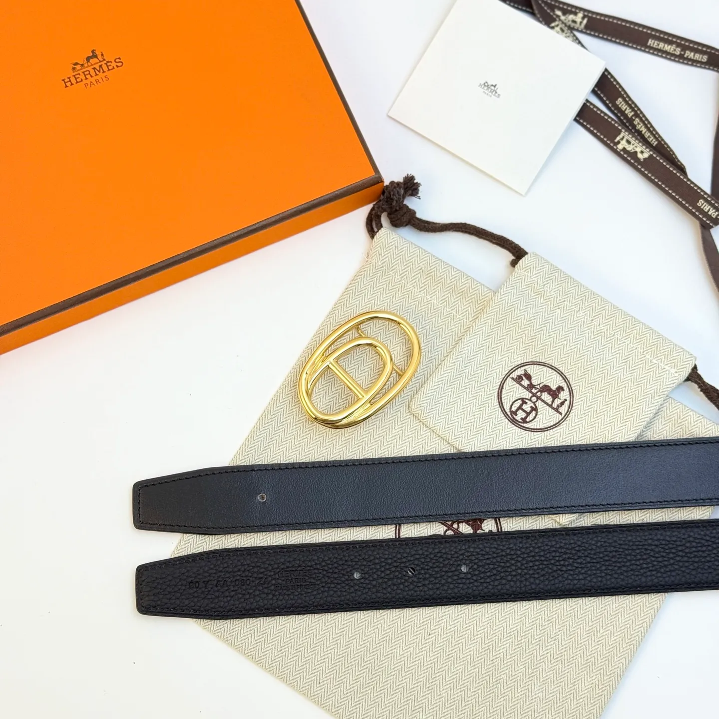 ❤️Odyssee Belt-Togo-32MM ❤️ 💰480💰Full package💰 💍Purchase level Hermès men's belts are highly respected for their exquisite craftsmanship, high-quality materials and classic designs, and are the top choice among men's fashion accessories. The most iconic design is the button with the "H" logo, which is simple, elegant and highly recognizable, suitable for business and leisure occasions. It is not only a practical accessory, but also a symbol of status and taste. Whether it is a business occasion or casual wear, it can add a sense of luxury and sophistication to the overall look.